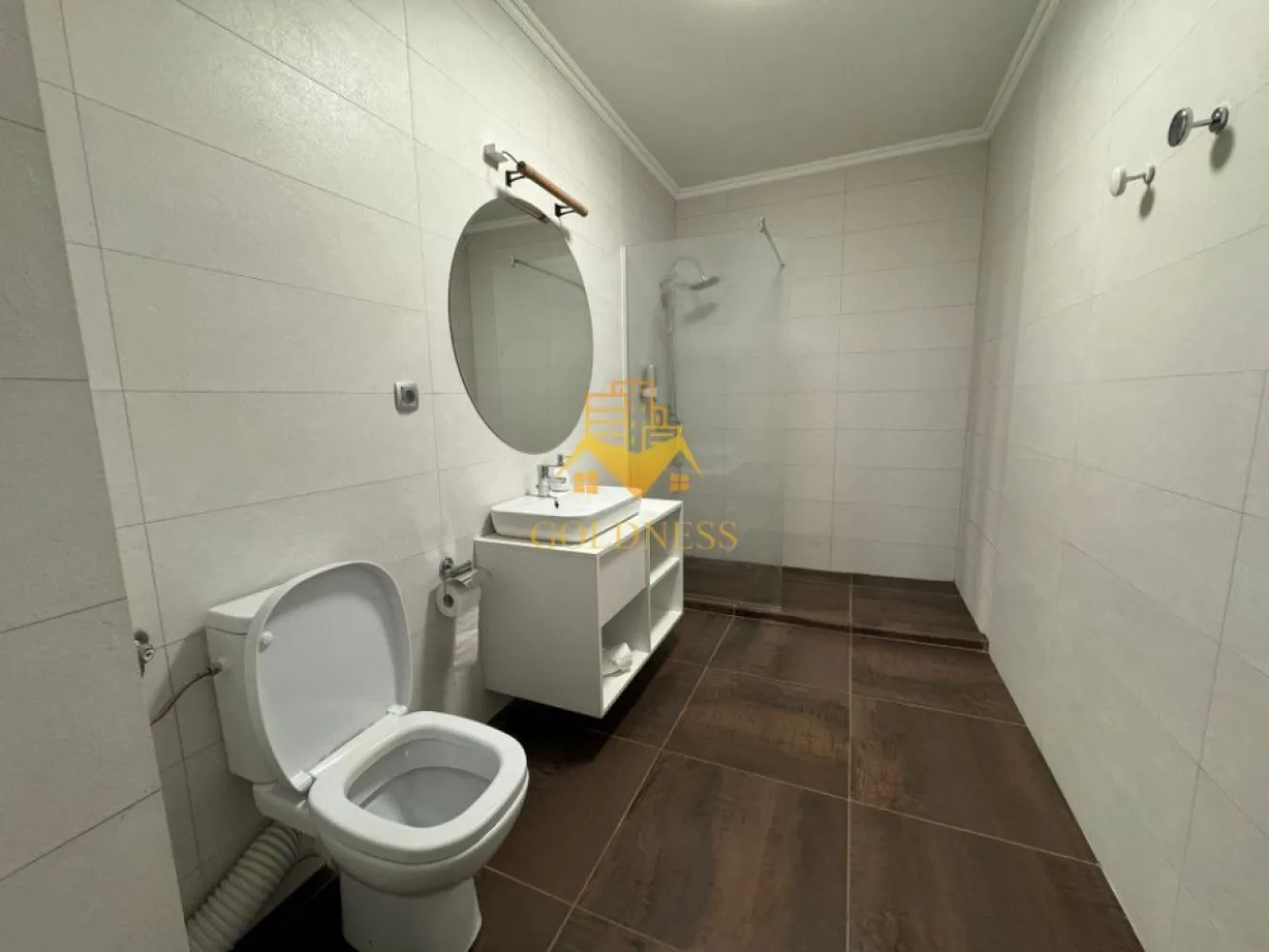 2 camere,parcare, bloc nou, terasa,Manastur, West City, Calea Floresti - GOLDNESS Imobiliare vă propune spre închiriere un apartament cu o camera complet mobilat și utilat, la etajul 1 într-un imobil de 28 etaje, în cartierul Manastur. Apartamentul este compartimentat astfel:
 - living cu bucatarie open-space complet utilată, canapea extensibla, loc de servit masa, pat matrimonial
 - dormitor cu pat matrimonial, spatiu pentru depozitare, noptiere
 - baie cu cabina de dus calorifer port prosop inox și dulap pentru depozitare.
 - terasa de 7 mp.
 
Imobilul este dotat cu toate cele necesare- centrală proprie, mașină de spălat haine, frigider, plită electrică, hotă, etc. 
Se află în apropierea stațiilor de transport în comun, magazine, restaurante, spații verzi, farmacii, etc. 
Se poate inchiria parcare subterana cu 50 euro!

Dacă sunteți interesați de acest apartament și doriți să îl vizionați, dar și pentru alte oferte sau detalii nu ezitați să ne contactați telefonic sau prin e-mail - goldnessimobiliare@gmail.com. Vă stăm la dispoziție!
Pentru intermediere se percepe un comision de 50% din prețul chiriei!