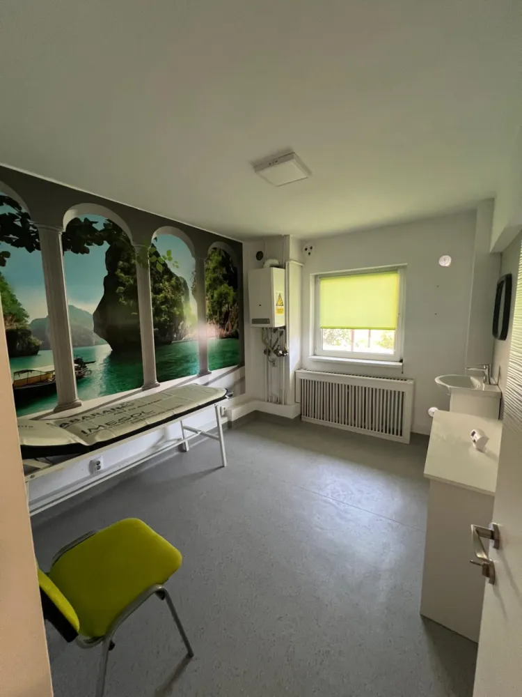 Spatiu Comercial – Ideal pentru Cabinet Medical – 79,75 mp utili – Amenajat Complet - O oportunitate rară în Sibiu!Spațiu comercial situat într-o zonă accesibilă, amenajat integral ca fost cabinet medical, pregătit pentru preluare imediată. Ideal pentru orice activitate medicală sau conexă.Suprafață utilă totală: 79,75 mpCompartimentare eficientă:3 săli de consultații (12,86 mp – 9,72 mp – 14,00 mp)Birou administrativ: 7,56 mpSală de tratament: 5,24 mpSală de așteptare: 11,82 mpDepozit/Arhivă: 1,94 mpBaie pacienți: 2,69 mpBaie personal: 4,06 mpHol + vestiar personal: 3,51 mpFacilități:Centrală termică proprieGeamuri termopan2 băi complet amenajateFinisaje curate, spațiu amenajatPosibilitate de preluare imediată a activitățiiIdeal pentru:Cabinet medical, clinică privată, centru estetic, psihologie, stomatologie, birouri de servicii etc. }}