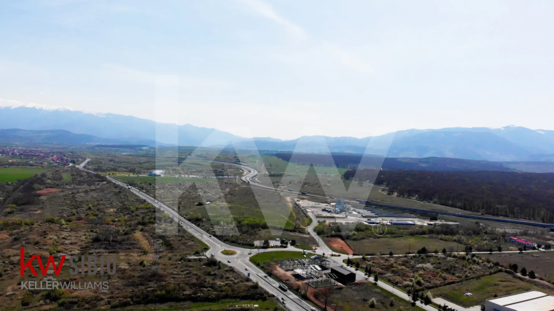 De Vanzare Terenuri 16.232 mp - Zona industriala Selimbar - Terenuri cu potențial ridicat industrial și logistic, situate în zona Mohu – Șelimbăr DE VANZARE
Coordonate GPS: 45.73646, 24.21086

Acces rapid și vizibilitate excelentă din DN1, una dintre cele mai importante artere de tranzit și transport din zona Sibiului. 
Proprietățile însumează 16.232 mp și reprezintă o oportunitate strategică pentru dezvoltatori, investitori sau companii care urmăresc dezvoltarea unei platforme industriale moderne, hale logistice, spații de producție, depozitare sau servicii conexe.

Amplasamentul beneficiază de poziționare foarte bună pentru activități industriale și comerciale, cu acces facil pentru trafic greu, conexiune rapidă către Sibiu, viitoarea centură ocolitoare de Sud și autostrada A1, ceea ce îl transformă într-un punct ideal pentru operațiuni logistice, distribuție sau activități de producție.

Terenurile sunt compacte și permit configurarea eficientă a unor dezvoltări industriale ample, cu posibilitatea realizării de:

- hale logistice și de depozitare;
- unități de producție;
- showroom-uri industriale;
- parc logistic sau industrial;
- platforme pentru servicii și activități comerciale conexe;
- investiții speculative cu perspectivă ridicată de creștere a valorii.

Suprafețele celor 3 terenuri alipite sunt:
10.306 mp , 2.174 mp , 3.752 mp - total 16.232 mp

Puteti accesa prin google maps dimensiunile exacte ale parcelelor conform geometriei Eterra, va trimitem link la cerere prin mesaj/mail sau la telefon fara niciun cost.

Dimensiuni parcele:
- Lățime 63m, Lungime 173m - 10.306mp
- Lățime 46m/26m, Lungime 63m/60m - 2.174mp
- Lățime 20m, Lungime 185m - 3.752 mp

Un avantaj major al proprietății îl reprezintă deschiderea și configurarea terenurilor, care permit acces facil și flexibilitate în proiectare, aspect esențial pentru dezvoltări industriale eficiente și pentru circulația vehiculelor de mare tonaj.

Zona se află într-un proces accelerat de dezvoltare economică și industrială, fiind una dintre direcțiile naturale de extindere ale municipiului Sibiu și ale platformelor logistice din jurul DN1 și autostrăzii A1.

Pentru investitorii care urmăresc dezvoltarea unei platforme industriale într-o zonă cu acces strategic și potențial ridicat de valorizare pe termen mediu și lung, această proprietate reprezintă o oportunitate rară în piața locală.

Pentru informații suplimentare, documentație sau organizarea unei vizionări în teren, vă invităm să ne contactați.