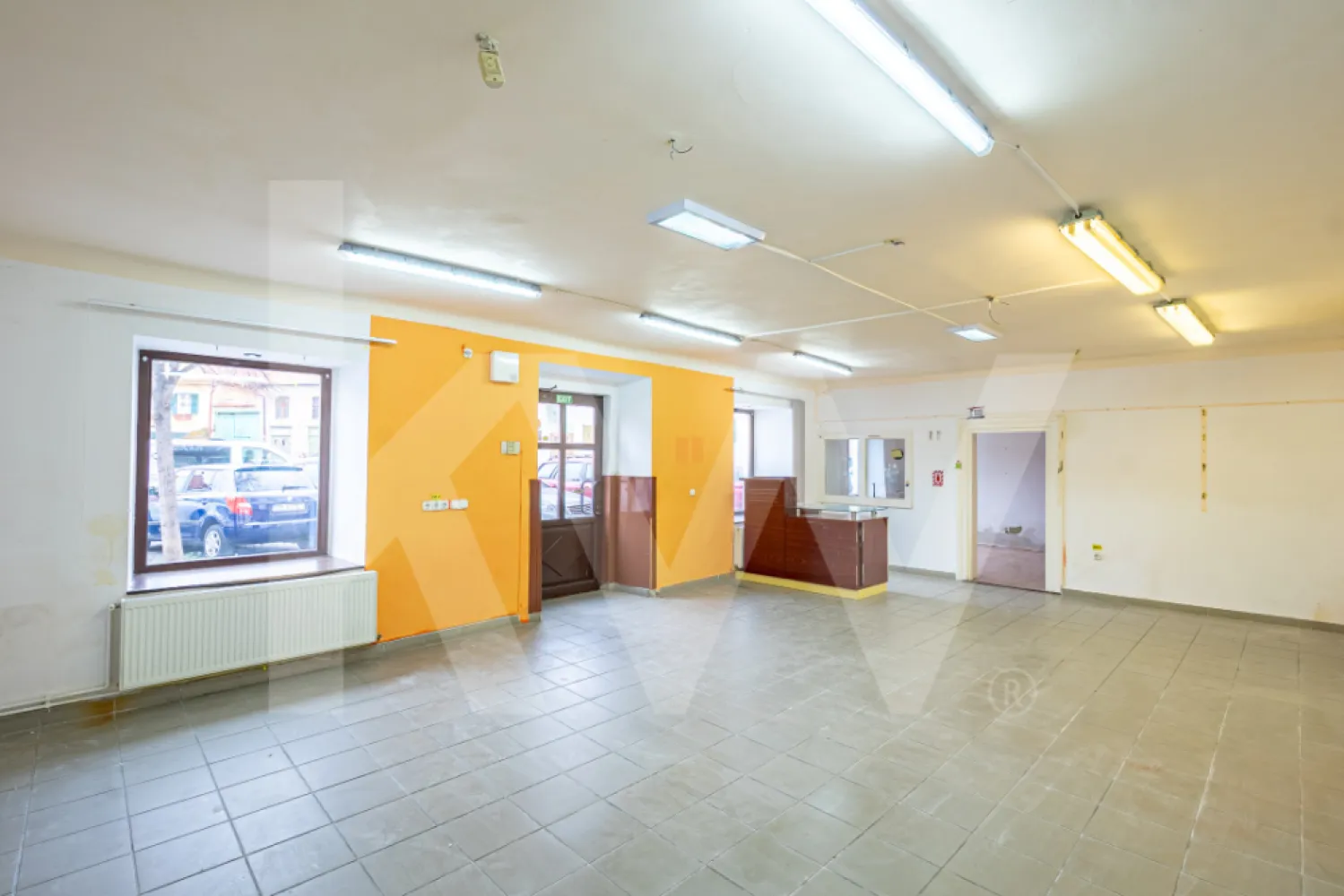 De vanzare 2 Spații comerciale parter , 181mp, centru istoric Sibiu - Îți dorești un spațiu comercial versatil, chiar în inima Sibiului, care să se potrivească perfect viziunii tale de business?

Îți prezentăm spre vânzare un spațiu comercial de excepție, situat în zona ultracentrală a Sibiului, chiar în centrul istoric – o locație premium cu vizibilitate ridicată și un potențial excelent de exploatare.
Proprietatea dispune de o suprafață utilă de 181 mp, compartimentată inteligent în 8 încăperi distincte, ce permit desfășurarea unei game variate de activități comerciale și de servicii. 
Spațiul este ideal pentru:
- magazin/supermarket alimentar
- farmacie sau fitofarmacie
- agenție de turism
- sediu de firmă cu activitate de birou, consultanță, ONG
- servicii de înfrumusețare, wellness, showroom-uri sau galerii

Proprietatea este formată din două spații complet independente, fiecare cu acces separat din fațada principală:
• Spațiul 1: 5 încăperi
• Spațiul 2: 3 încăperi

Frontul stradal de 17 ml este prevăzut cu vitrine de tip fereastră și 2 intrări separate ce asigură vizibilitate excelentă și acces facil pentru clienți.
Accesul secundar din curtea interioară permite aprovizionarea facilă, iar accesul se face prin poarta principală a clădirii.
În plus, proprietatea beneficiază de teren propriu și cote indivize din întregul teren clădit și neclădit, ceea ce adaugă un plus de valoare investiției.

Fie că vrei să îți creezi propriul concept de local în centrul turistic al orașului, să deschizi o afacere de servicii sau cauți o oportunitate sigură de diversificare a portofoliului imobiliar, acest spațiu reprezintă o alegere solidă și strategică.

Localizare premium – Centru Istoric Sibiu
Suprafață utilă: 181 mp
2 intrări stradale + acces secundar din curte
Posibilitate utilizare unitară sau divizare în 2 spații independente

Contactează-ne pentru detalii suplimentare, vizionare sau documentația completă. 
Oportunitățile unice vin rar – acest spațiu le are pe toate: poziție, flexibilitate și potențial.
