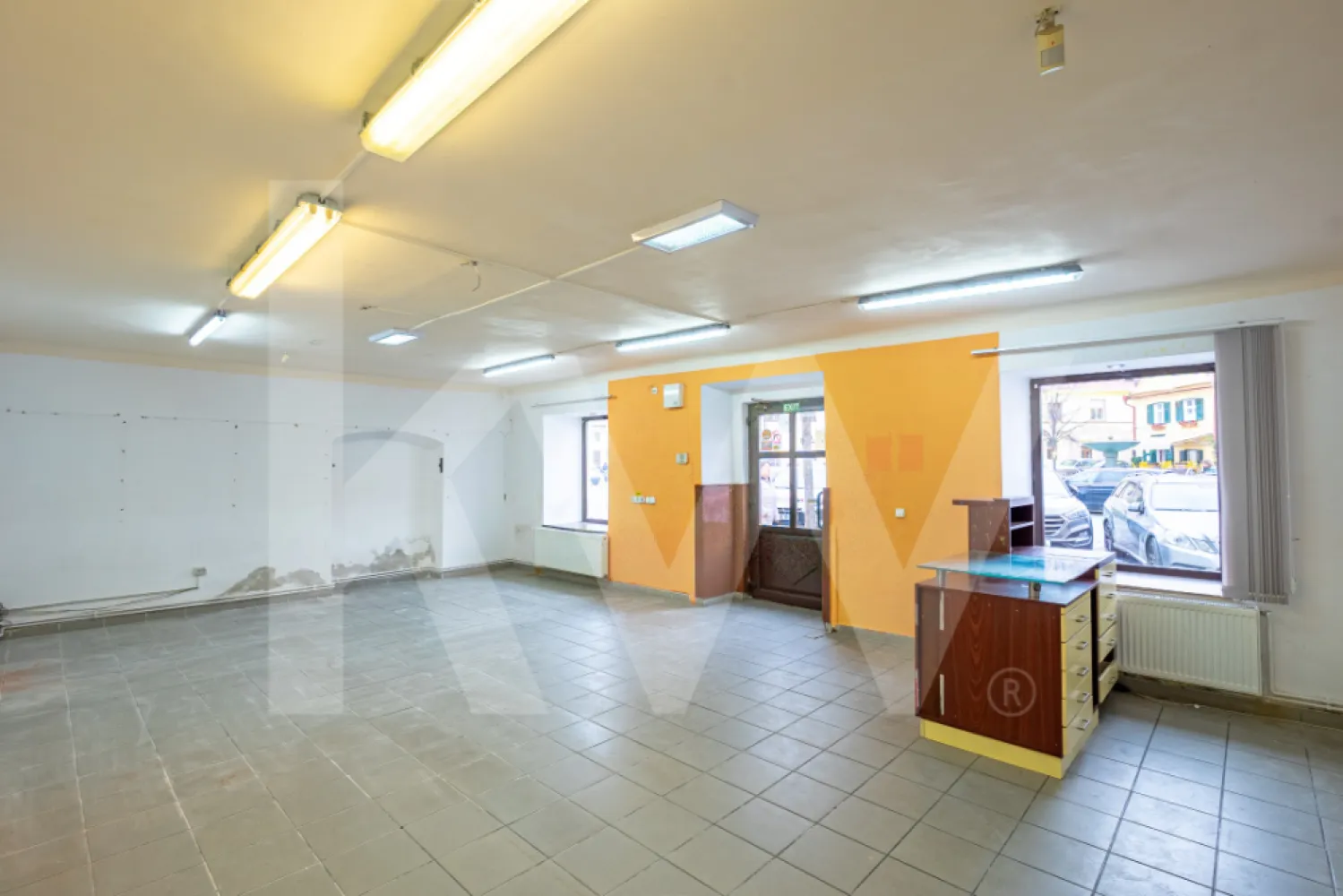 De vanzare 2 Spații comerciale parter , 181mp, centru istoric Sibiu - Îți dorești un spațiu comercial versatil, chiar în inima Sibiului, care să se potrivească perfect viziunii tale de business?

Îți prezentăm spre vânzare un spațiu comercial de excepție, situat în zona ultracentrală a Sibiului, chiar în centrul istoric – o locație premium cu vizibilitate ridicată și un potențial excelent de exploatare.
Proprietatea dispune de o suprafață utilă de 181 mp, compartimentată inteligent în 8 încăperi distincte, ce permit desfășurarea unei game variate de activități comerciale și de servicii. 
Spațiul este ideal pentru:
- magazin/supermarket alimentar
- farmacie sau fitofarmacie
- agenție de turism
- sediu de firmă cu activitate de birou, consultanță, ONG
- servicii de înfrumusețare, wellness, showroom-uri sau galerii

Proprietatea este formată din două spații complet independente, fiecare cu acces separat din fațada principală:
• Spațiul 1: 5 încăperi
• Spațiul 2: 3 încăperi

Frontul stradal de 17 ml este prevăzut cu vitrine de tip fereastră și 2 intrări separate ce asigură vizibilitate excelentă și acces facil pentru clienți.
Accesul secundar din curtea interioară permite aprovizionarea facilă, iar accesul se face prin poarta principală a clădirii.
În plus, proprietatea beneficiază de teren propriu și cote indivize din întregul teren clădit și neclădit, ceea ce adaugă un plus de valoare investiției.

Fie că vrei să îți creezi propriul concept de local în centrul turistic al orașului, să deschizi o afacere de servicii sau cauți o oportunitate sigură de diversificare a portofoliului imobiliar, acest spațiu reprezintă o alegere solidă și strategică.

Localizare premium – Centru Istoric Sibiu
Suprafață utilă: 181 mp
2 intrări stradale + acces secundar din curte
Posibilitate utilizare unitară sau divizare în 2 spații independente

Contactează-ne pentru detalii suplimentare, vizionare sau documentația completă. 
Oportunitățile unice vin rar – acest spațiu le are pe toate: poziție, flexibilitate și potențial.
