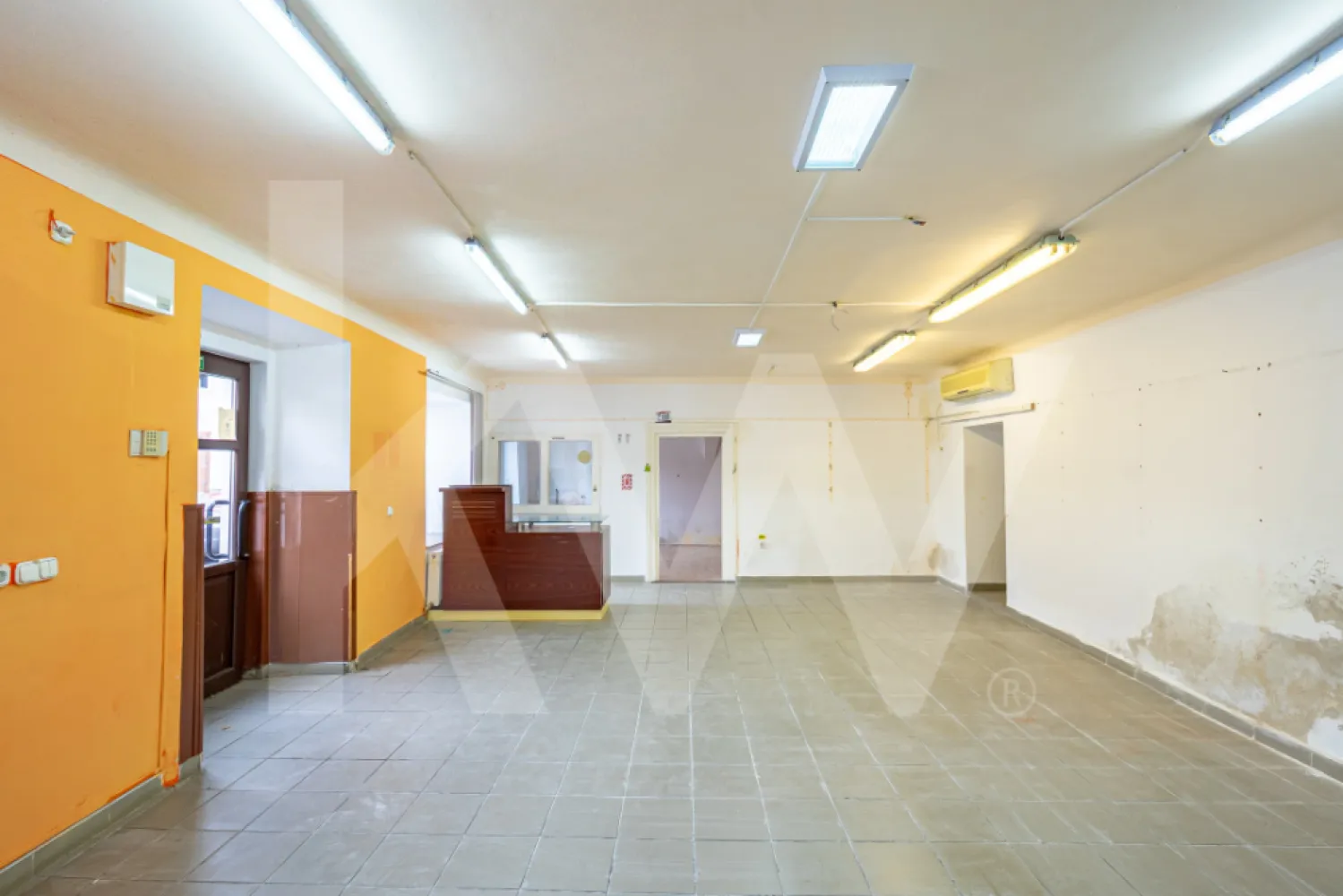 De vanzare 2 Spații comerciale parter , 181mp, centru istoric Sibiu - Îți dorești un spațiu comercial versatil, chiar în inima Sibiului, care să se potrivească perfect viziunii tale de business?

Îți prezentăm spre vânzare un spațiu comercial de excepție, situat în zona ultracentrală a Sibiului, chiar în centrul istoric – o locație premium cu vizibilitate ridicată și un potențial excelent de exploatare.
Proprietatea dispune de o suprafață utilă de 181 mp, compartimentată inteligent în 8 încăperi distincte, ce permit desfășurarea unei game variate de activități comerciale și de servicii. 
Spațiul este ideal pentru:
- magazin/supermarket alimentar
- farmacie sau fitofarmacie
- agenție de turism
- sediu de firmă cu activitate de birou, consultanță, ONG
- servicii de înfrumusețare, wellness, showroom-uri sau galerii

Proprietatea este formată din două spații complet independente, fiecare cu acces separat din fațada principală:
• Spațiul 1: 5 încăperi
• Spațiul 2: 3 încăperi

Frontul stradal de 17 ml este prevăzut cu vitrine de tip fereastră și 2 intrări separate ce asigură vizibilitate excelentă și acces facil pentru clienți.
Accesul secundar din curtea interioară permite aprovizionarea facilă, iar accesul se face prin poarta principală a clădirii.
În plus, proprietatea beneficiază de teren propriu și cote indivize din întregul teren clădit și neclădit, ceea ce adaugă un plus de valoare investiției.

Fie că vrei să îți creezi propriul concept de local în centrul turistic al orașului, să deschizi o afacere de servicii sau cauți o oportunitate sigură de diversificare a portofoliului imobiliar, acest spațiu reprezintă o alegere solidă și strategică.

Localizare premium – Centru Istoric Sibiu
Suprafață utilă: 181 mp
2 intrări stradale + acces secundar din curte
Posibilitate utilizare unitară sau divizare în 2 spații independente

Contactează-ne pentru detalii suplimentare, vizionare sau documentația completă. 
Oportunitățile unice vin rar – acest spațiu le are pe toate: poziție, flexibilitate și potențial.
