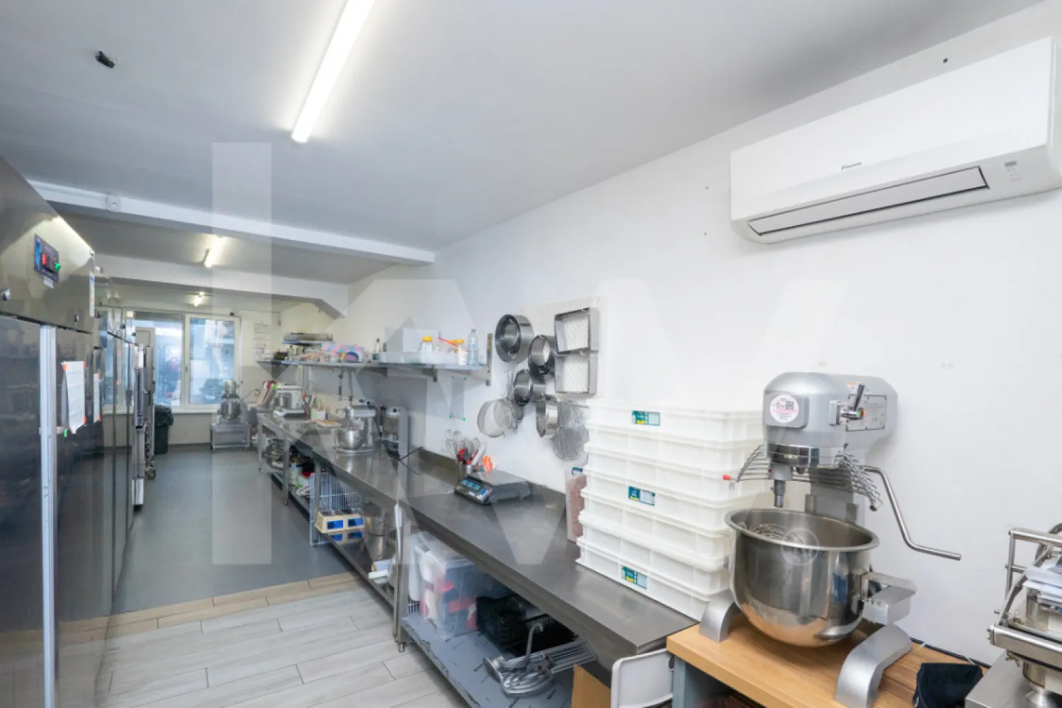 Spațiu comercial parter, alimentație publică, 55mp, Selimbar - Se oferă spre vânzare un spațiu comercial amplasat la parter, cu o suprafață utilă de 55 mp, situat în Selimbăr, zona Dracula.

Spațiul are dublu acces – direct din stradă (cu trepte/rampă pentru persoane cu dizabilități) și prin casa scării.

Compartimentarea este eficientă:
- zonă de lucru / vânzare
- spațiu de depozitare
- hol / vestiar
- grup sanitar

În prezent, spațiul este utilizat ca laborator de prăjituri, beneficiind deja de schimbare de destinație în alimentație publică – un avantaj major pentru orice investitor sau antreprenor care dorește să continue o activitate similară (patiserie, chocolaterie, catering etc. ).

Este complet funcțional și dotat cu instalație electrică trifazată de 60Kwh, 2 x sisteme de climatizare (pe zona de lucru si depozitare), centrală termică proprie pe gaz, sistem de incălzire în pardoseală, sistem de alarmă și supraveghere video cu 7 camere pe interior-exterior, pardoseala Tarkett și gresie pe zonele de lucru.

Amplasarea asigură acces rapid către principalele artere din Șelimbăr, Sibiu și Autostrada A1, oferind vizibilitate și ușurință în aprovizionare.

Ideal pentru laborator de producție alimentară, sediu firmă, salon de înfrumusețare (coafor, barber, make-up, manichiură-pedichiură), cabinet medical, veterinar, farmacie, after school sau alte activități și servicii comerciale.

!!! Aparatura specifică activității de laborator (frigidere, lavoare, mese din inox, etc.) nu este inclusă în prețul de vânzare al spațiului. 
Aceste echipamente pot fi discutate și achiziționate separat, în funcție de interesul cumpărătorului.

Profită de un spațiu rar disponibil, pregătit să funcționeze imediat!