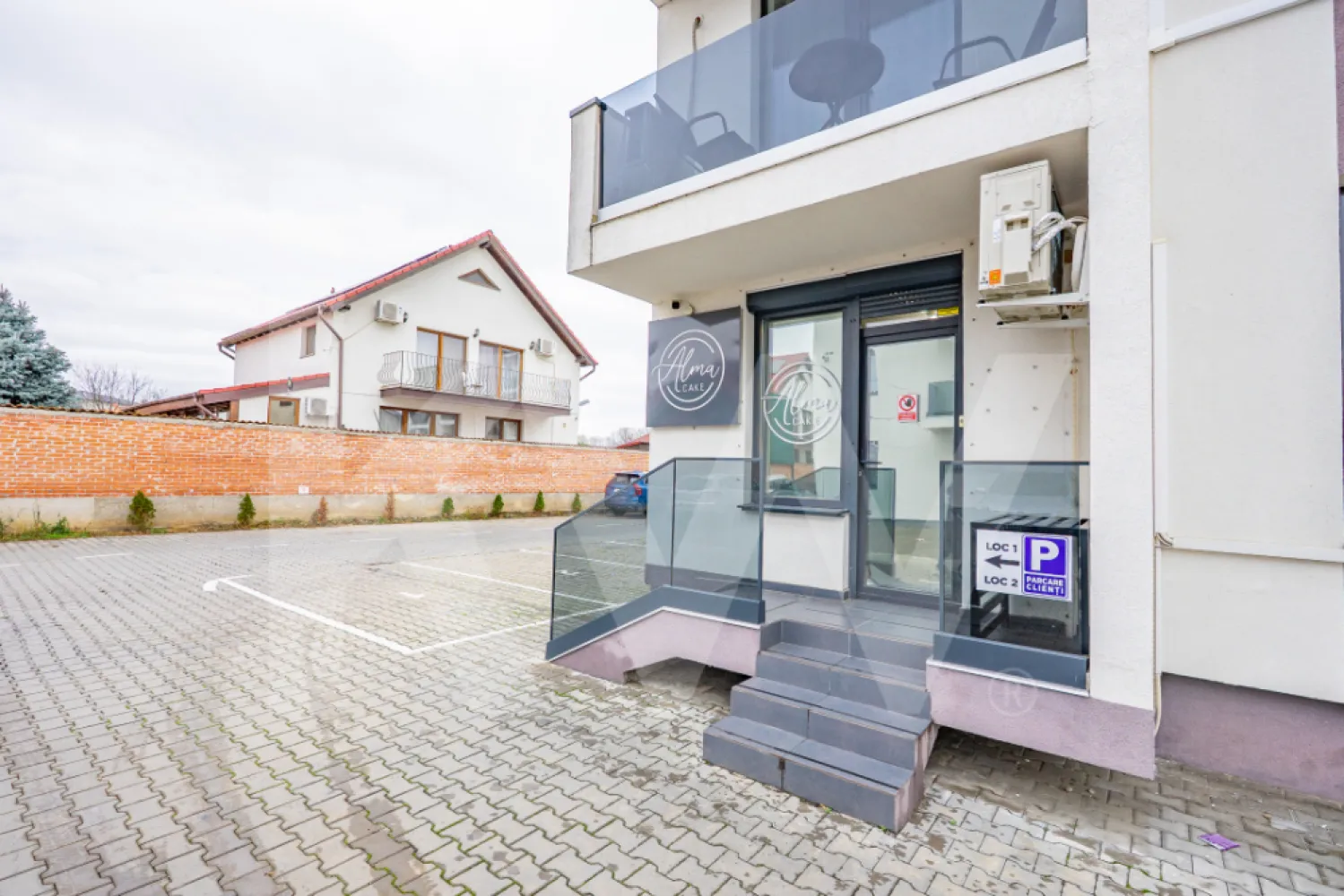 Spațiu comercial parter, alimentație publică, 55mp, Selimbar - Se oferă spre vânzare un spațiu comercial amplasat la parter, cu o suprafață utilă de 55 mp, situat în Selimbăr, zona Dracula.

Spațiul are dublu acces – direct din stradă (cu trepte/rampă pentru persoane cu dizabilități) și prin casa scării.

Compartimentarea este eficientă:
- zonă de lucru / vânzare
- spațiu de depozitare
- hol / vestiar
- grup sanitar

În prezent, spațiul este utilizat ca laborator de prăjituri, beneficiind deja de schimbare de destinație în alimentație publică – un avantaj major pentru orice investitor sau antreprenor care dorește să continue o activitate similară (patiserie, chocolaterie, catering etc. ).

Este complet funcțional și dotat cu instalație electrică trifazată de 60Kwh, 2 x sisteme de climatizare (pe zona de lucru si depozitare), centrală termică proprie pe gaz, sistem de incălzire în pardoseală, sistem de alarmă și supraveghere video cu 7 camere pe interior-exterior, pardoseala Tarkett și gresie pe zonele de lucru.

Amplasarea asigură acces rapid către principalele artere din Șelimbăr, Sibiu și Autostrada A1, oferind vizibilitate și ușurință în aprovizionare.

Ideal pentru laborator de producție alimentară, sediu firmă, salon de înfrumusețare (coafor, barber, make-up, manichiură-pedichiură), cabinet medical, veterinar, farmacie, after school sau alte activități și servicii comerciale.

!!! Aparatura specifică activității de laborator (frigidere, lavoare, mese din inox, etc.) nu este inclusă în prețul de vânzare al spațiului. 
Aceste echipamente pot fi discutate și achiziționate separat, în funcție de interesul cumpărătorului.

Profită de un spațiu rar disponibil, pregătit să funcționeze imediat!