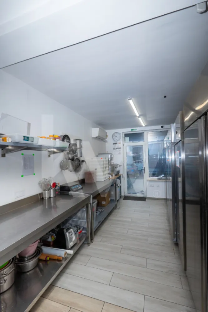 Spațiu comercial parter, alimentație publică, 55mp, Selimbar - Se oferă spre vânzare un spațiu comercial amplasat la parter, cu o suprafață utilă de 55 mp, situat în Selimbăr, zona Dracula.

Spațiul are dublu acces – direct din stradă (cu trepte/rampă pentru persoane cu dizabilități) și prin casa scării.

Compartimentarea este eficientă:
- zonă de lucru / vânzare
- spațiu de depozitare
- hol / vestiar
- grup sanitar

În prezent, spațiul este utilizat ca laborator de prăjituri, beneficiind deja de schimbare de destinație în alimentație publică – un avantaj major pentru orice investitor sau antreprenor care dorește să continue o activitate similară (patiserie, chocolaterie, catering etc. ).

Este complet funcțional și dotat cu instalație electrică trifazată de 60Kwh, 2 x sisteme de climatizare (pe zona de lucru si depozitare), centrală termică proprie pe gaz, sistem de incălzire în pardoseală, sistem de alarmă și supraveghere video cu 7 camere pe interior-exterior, pardoseala Tarkett și gresie pe zonele de lucru.

Amplasarea asigură acces rapid către principalele artere din Șelimbăr, Sibiu și Autostrada A1, oferind vizibilitate și ușurință în aprovizionare.

Ideal pentru laborator de producție alimentară, sediu firmă, salon de înfrumusețare (coafor, barber, make-up, manichiură-pedichiură), cabinet medical, veterinar, farmacie, after school sau alte activități și servicii comerciale.

!!! Aparatura specifică activității de laborator (frigidere, lavoare, mese din inox, etc.) nu este inclusă în prețul de vânzare al spațiului. 
Aceste echipamente pot fi discutate și achiziționate separat, în funcție de interesul cumpărătorului.

Profită de un spațiu rar disponibil, pregătit să funcționeze imediat!