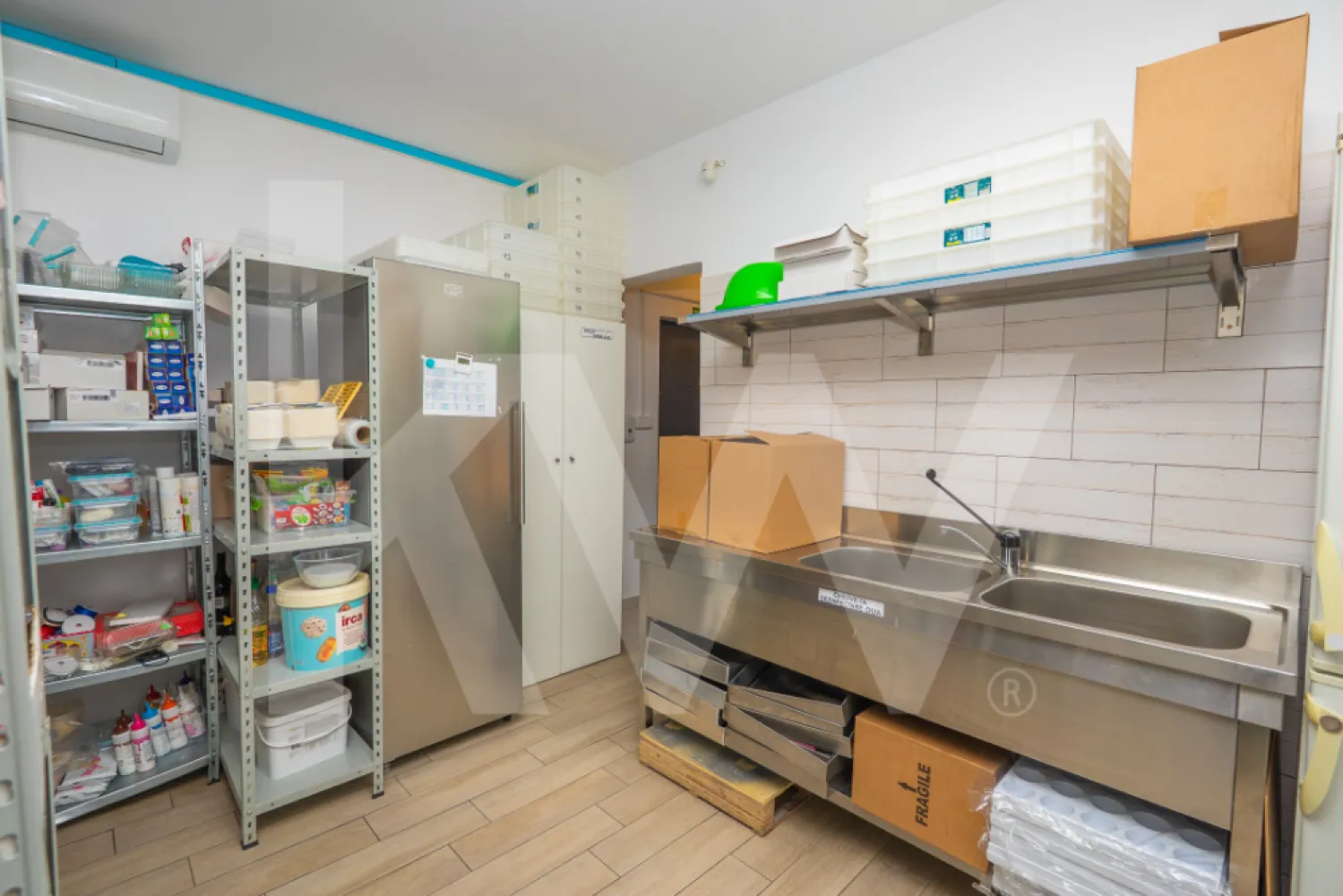 Spațiu comercial parter, alimentație publică, 55mp, Selimbar - Se oferă spre vânzare un spațiu comercial amplasat la parter, cu o suprafață utilă de 55 mp, situat în Selimbăr, zona Dracula.

Spațiul are dublu acces – direct din stradă (cu trepte/rampă pentru persoane cu dizabilități) și prin casa scării.

Compartimentarea este eficientă:
- zonă de lucru / vânzare
- spațiu de depozitare
- hol / vestiar
- grup sanitar

În prezent, spațiul este utilizat ca laborator de prăjituri, beneficiind deja de schimbare de destinație în alimentație publică – un avantaj major pentru orice investitor sau antreprenor care dorește să continue o activitate similară (patiserie, chocolaterie, catering etc. ).

Este complet funcțional și dotat cu instalație electrică trifazată de 60Kwh, 2 x sisteme de climatizare (pe zona de lucru si depozitare), centrală termică proprie pe gaz, sistem de incălzire în pardoseală, sistem de alarmă și supraveghere video cu 7 camere pe interior-exterior, pardoseala Tarkett și gresie pe zonele de lucru.

Amplasarea asigură acces rapid către principalele artere din Șelimbăr, Sibiu și Autostrada A1, oferind vizibilitate și ușurință în aprovizionare.

Ideal pentru laborator de producție alimentară, sediu firmă, salon de înfrumusețare (coafor, barber, make-up, manichiură-pedichiură), cabinet medical, veterinar, farmacie, after school sau alte activități și servicii comerciale.

!!! Aparatura specifică activității de laborator (frigidere, lavoare, mese din inox, etc.) nu este inclusă în prețul de vânzare al spațiului. 
Aceste echipamente pot fi discutate și achiziționate separat, în funcție de interesul cumpărătorului.

Profită de un spațiu rar disponibil, pregătit să funcționeze imediat!