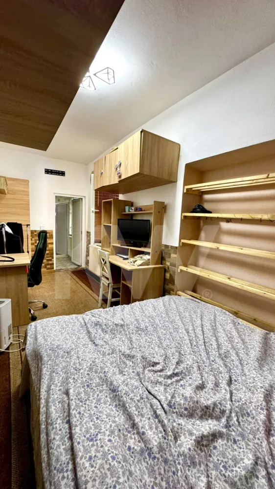 Garsoniera in Orasul de Jos - Disponibilă din 1 iulie, această garsonieră cochetă de 24 mp utili este situată în zona istorică Orașul de Jos, la câteva minute de mers pe jos de centrul Sibiului.

Locuința este nedecomandata, complet mobilată și utilată, fiind pregătită pentru mutare imediată. Beneficiază de acces la curte comună și oferă un cadru liniștit, ideal pentru studenți, tineri profesioniști sau persoane care apreciază proximitatea față de principalele puncte de interes ale orașului.

În imediata apropiere se află magazine, restaurante, cafenele, facultăți și alte facilități necesare vieții de zi cu zi, toate accesibile fără a fi nevoie de mașină.

-  Suprafață utilă: 24 mp
-  Compartimentare nedecomandată
-  Complet mobilată și utilată
-  Curte comună
-  Zonă centrală, dar liniștită
-  Disponibilă din 1 iulie
