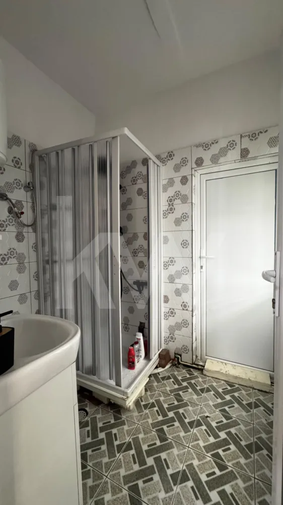 Garsoniera in Orasul de Jos - Disponibilă din 1 iulie, această garsonieră cochetă de 24 mp utili este situată în zona istorică Orașul de Jos, la câteva minute de mers pe jos de centrul Sibiului.

Locuința este nedecomandata, complet mobilată și utilată, fiind pregătită pentru mutare imediată. Beneficiază de acces la curte comună și oferă un cadru liniștit, ideal pentru studenți, tineri profesioniști sau persoane care apreciază proximitatea față de principalele puncte de interes ale orașului.

În imediata apropiere se află magazine, restaurante, cafenele, facultăți și alte facilități necesare vieții de zi cu zi, toate accesibile fără a fi nevoie de mașină.

-  Suprafață utilă: 24 mp
-  Compartimentare nedecomandată
-  Complet mobilată și utilată
-  Curte comună
-  Zonă centrală, dar liniștită
-  Disponibilă din 1 iulie
