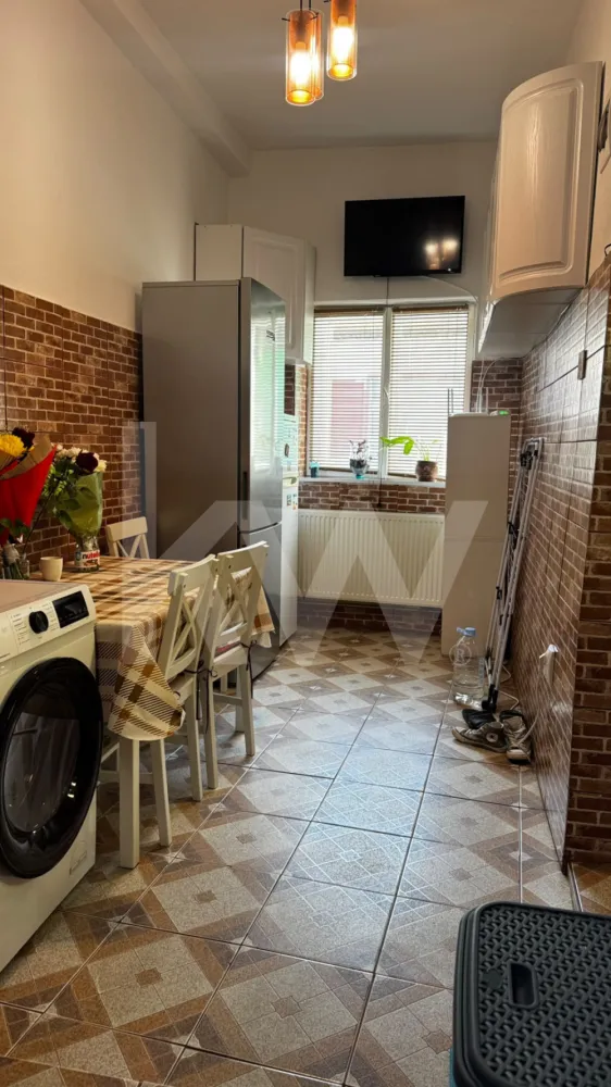 Garsoniera in Orasul de Jos - Disponibilă din 1 iulie, această garsonieră cochetă de 24 mp utili este situată în zona istorică Orașul de Jos, la câteva minute de mers pe jos de centrul Sibiului.

Locuința este nedecomandata, complet mobilată și utilată, fiind pregătită pentru mutare imediată. Beneficiază de acces la curte comună și oferă un cadru liniștit, ideal pentru studenți, tineri profesioniști sau persoane care apreciază proximitatea față de principalele puncte de interes ale orașului.

În imediata apropiere se află magazine, restaurante, cafenele, facultăți și alte facilități necesare vieții de zi cu zi, toate accesibile fără a fi nevoie de mașină.

-  Suprafață utilă: 24 mp
-  Compartimentare nedecomandată
-  Complet mobilată și utilată
-  Curte comună
-  Zonă centrală, dar liniștită
-  Disponibilă din 1 iulie
