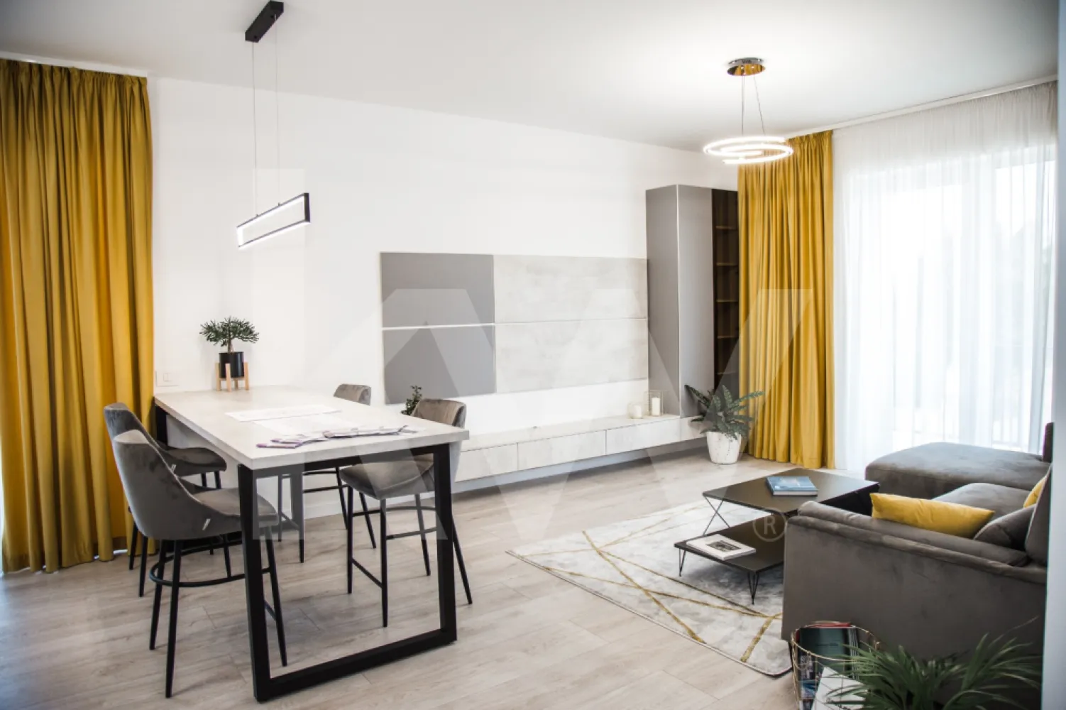 Apartament 2 camere - Acesta nu este doar un ansamblu rezidențial, ci alegerea firească pentru un stil de viață modern, în care confortul, siguranța și calitatea sunt pe primul loc. Fiecare detaliu a fost gândit pentru a-ți oferi mai mult decât o locuință – un spațiu în care să te simți cu adevărat acasă.

Proiectul cuprinde 196 de apartamente noi în Sibiu, cu 2, 3 și 4 camere, dispuse în 6 imobile cu regim redus de înălțime. Atmosfera este completată de spații verzi generoase, grădini interioare și alei de promenadă, ideale pentru relaxare. Familiile se vor bucura de un loc de joacă sigur pentru copii, un element esențial pentru momentele petrecute împreună.

Siguranța și accesul controlat sunt asigurate prin bariere automate și videointerfon, într-un cartier privat care oferă liniște și intimitate. În plus, ansamblul dispune de 315 locuri de parcare, atât subterane, cât și supraterane, stații de încărcare pentru mașini electrice și boxe de depozitare – soluții practice pentru un stil de viață organizat.

La interior, confortul este ridicat la un alt nivel prin încălzire în pardoseală, lifturi moderne și centrală termică pe gaz la nivel de bloc, pentru eficiență energetică și costuri optimizate. Totodată, prezența adăposturilor ALA adaugă un plus de protecție în situații neprevăzute.

Construcția este realizată pe structură din beton armat monolit, cu pereți din cărămidă și fațade izolate cu polistiren expandat, oferind durabilitate și un climat interior plăcut în orice sezon.

Apartamentele pot fi achiziționate prin plată integrală, credit bancar, rate la dezvoltator de până la 7 ani, în tranșe sau chiar cu criptomonede (Elrond, Bitcoin, USDT) – flexibilitate care îți permite să alegi varianta potrivită pentru tine.