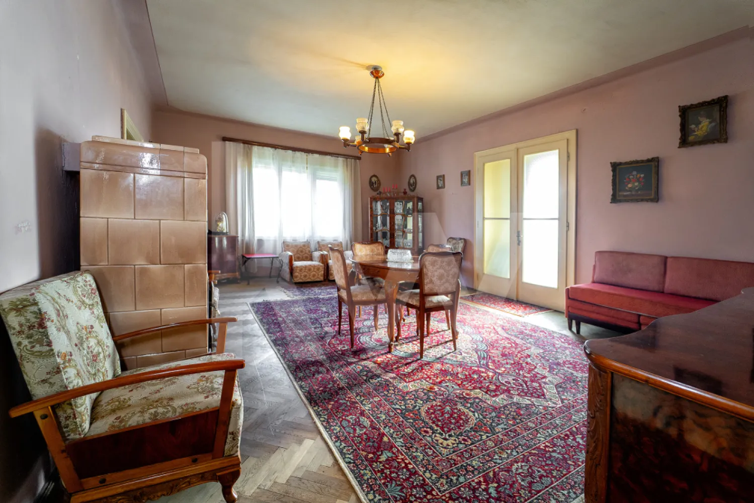 Apartament Interbelic de 4 camere– Str. Independenței nr. 10, Sibiu - Această proprietate reprezintă o oportunitate rară de achiziție în zona centrală a Sibiului, fiind situată într-o clădire robustă din anul 1939 (regim de înălțime P+2). 
Apartamentul ocupă o poziție privilegiată la etajul 1, oferind un echilibru între vizibilitate urbană și intimitate.
Se remarcă printr-o compartimentare decomandată, ideală atât pentru o familie numeroasă, cât și pentru conversia în sediu de firmă, cabinet notarial sau clinică privată.

Suprafață Utilă: $138,40 mp 
Suprafață Construită: $193,76 mp
Balcoane: $19,59 mp (distribuiți în 2 balcoane, oferind deschidere spre exterior pe ambele laturi ale clădirii).
Încăperile sunt spațioase, cu tavan înalt (specific perioadei interbelice), care permit o circulație excelentă a aerului și o iluminare naturală optimă. 
Unități sanitare: 2 băi (o baie principală dotată cu geam pentru ventilație naturală și o toaletă de serviciu).

Spre deosebire de apartamentele renovate modern care pierd din caracter, acesta păstrează elemente de tâmplărie și feronerie originale: Uși interioare masive din lemn, de dimensiuni mari, care s-au păstrat într-o stare excelentă. 

Dotări unice: Clădirea a fost proiectată vizionar, având prevăzut un spațiu dedicat pentru instalarea unui lift (facilitate rară pentru imobilele de acest tip din Sibiu).
Proprietatea include un adăpost aerian funcțional, parte din structura de rezistență a subsolului clădirii. Instalații: sistemul de sonerii original este încă prezent, oferind un indiciu despre standardul de lux al construcției de la momentul finalizării.

Locuința este orientată mixt, având vedere spre strada Lucian Blaga, ceea ce îi conferă o expunere excelentă. Amplasarea pe strada Independenței nr. 10 pune viitorul proprietar la doar câteva minute de mers pe jos de principalele puncte de interes: Spitalul Județean Sibiu și Facultatea de Medicină „Victor Papilian” (maxim 3-5 minute), Sala Thalia, Teatrul Național „Radu Stanca” și Parcul Cetății, Piața Habermann (hub social și gastronomic) și Promenada Mall. Acces facil către arterele principale și zonele de parcare centrală.

Se vinde cu piesele de mobilier autentic din secolul XX, care completează estetica spațiului. Datorită locației (lângă Spital și Medicină), apartamentul are un randament potențial ridicat pentru închiriere pe termen lung către cadre medicale sau regim hotelier premium. Suprafața permite și divizarea inteligentă a spațiului, dacă se dorește o reconfigurare modernă.

Dacă ești interesat de  o vizionare mă poți contacta.
