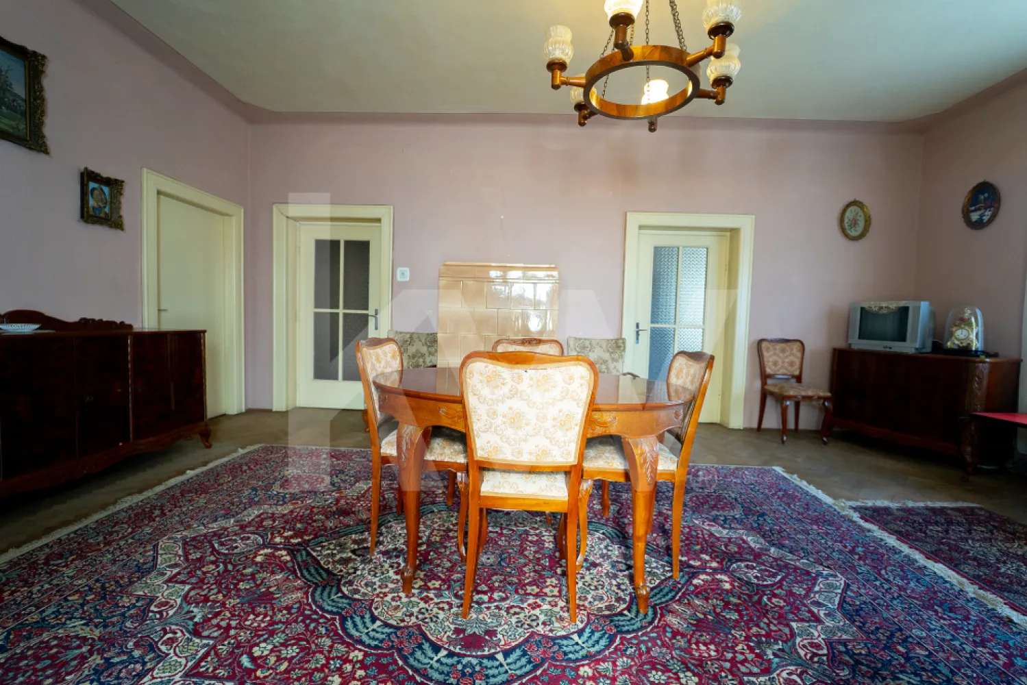 Apartament Interbelic de 4 camere– Str. Independenței nr. 10, Sibiu - Această proprietate reprezintă o oportunitate rară de achiziție în zona centrală a Sibiului, fiind situată într-o clădire robustă din anul 1939 (regim de înălțime P+2). 
Apartamentul ocupă o poziție privilegiată la etajul 1, oferind un echilibru între vizibilitate urbană și intimitate.
Se remarcă printr-o compartimentare decomandată, ideală atât pentru o familie numeroasă, cât și pentru conversia în sediu de firmă, cabinet notarial sau clinică privată.

Suprafață Utilă: $138,40 mp 
Suprafață Construită: $193,76 mp
Balcoane: $19,59 mp (distribuiți în 2 balcoane, oferind deschidere spre exterior pe ambele laturi ale clădirii).
Încăperile sunt spațioase, cu tavan înalt (specific perioadei interbelice), care permit o circulație excelentă a aerului și o iluminare naturală optimă. 
Unități sanitare: 2 băi (o baie principală dotată cu geam pentru ventilație naturală și o toaletă de serviciu).

Spre deosebire de apartamentele renovate modern care pierd din caracter, acesta păstrează elemente de tâmplărie și feronerie originale: Uși interioare masive din lemn, de dimensiuni mari, care s-au păstrat într-o stare excelentă. 

Dotări unice: Clădirea a fost proiectată vizionar, având prevăzut un spațiu dedicat pentru instalarea unui lift (facilitate rară pentru imobilele de acest tip din Sibiu).
Proprietatea include un adăpost aerian funcțional, parte din structura de rezistență a subsolului clădirii. Instalații: sistemul de sonerii original este încă prezent, oferind un indiciu despre standardul de lux al construcției de la momentul finalizării.

Locuința este orientată mixt, având vedere spre strada Lucian Blaga, ceea ce îi conferă o expunere excelentă. Amplasarea pe strada Independenței nr. 10 pune viitorul proprietar la doar câteva minute de mers pe jos de principalele puncte de interes: Spitalul Județean Sibiu și Facultatea de Medicină „Victor Papilian” (maxim 3-5 minute), Sala Thalia, Teatrul Național „Radu Stanca” și Parcul Cetății, Piața Habermann (hub social și gastronomic) și Promenada Mall. Acces facil către arterele principale și zonele de parcare centrală.

Se vinde cu piesele de mobilier autentic din secolul XX, care completează estetica spațiului. Datorită locației (lângă Spital și Medicină), apartamentul are un randament potențial ridicat pentru închiriere pe termen lung către cadre medicale sau regim hotelier premium. Suprafața permite și divizarea inteligentă a spațiului, dacă se dorește o reconfigurare modernă.

Dacă ești interesat de  o vizionare mă poți contacta.