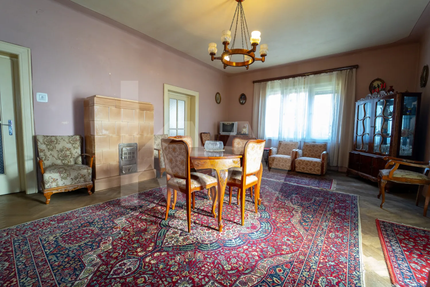 Apartament Interbelic de 4 camere– Str. Independenței nr. 10, Sibiu - Această proprietate reprezintă o oportunitate rară de achiziție în zona centrală a Sibiului, fiind situată într-o clădire robustă din anul 1939 (regim de înălțime P+2). 
Apartamentul ocupă o poziție privilegiată la etajul 1, oferind un echilibru între vizibilitate urbană și intimitate.
Se remarcă printr-o compartimentare decomandată, ideală atât pentru o familie numeroasă, cât și pentru conversia în sediu de firmă, cabinet notarial sau clinică privată.

Suprafață Utilă: $138,40 mp 
Suprafață Construită: $193,76 mp
Balcoane: $19,59 mp (distribuiți în 2 balcoane, oferind deschidere spre exterior pe ambele laturi ale clădirii).
Încăperile sunt spațioase, cu tavan înalt (specific perioadei interbelice), care permit o circulație excelentă a aerului și o iluminare naturală optimă. 
Unități sanitare: 2 băi (o baie principală dotată cu geam pentru ventilație naturală și o toaletă de serviciu).

Spre deosebire de apartamentele renovate modern care pierd din caracter, acesta păstrează elemente de tâmplărie și feronerie originale: Uși interioare masive din lemn, de dimensiuni mari, care s-au păstrat într-o stare excelentă. 

Dotări unice: Clădirea a fost proiectată vizionar, având prevăzut un spațiu dedicat pentru instalarea unui lift (facilitate rară pentru imobilele de acest tip din Sibiu).
Proprietatea include un adăpost aerian funcțional, parte din structura de rezistență a subsolului clădirii. Instalații: sistemul de sonerii original este încă prezent, oferind un indiciu despre standardul de lux al construcției de la momentul finalizării.

Locuința este orientată mixt, având vedere spre strada Lucian Blaga, ceea ce îi conferă o expunere excelentă. Amplasarea pe strada Independenței nr. 10 pune viitorul proprietar la doar câteva minute de mers pe jos de principalele puncte de interes: Spitalul Județean Sibiu și Facultatea de Medicină „Victor Papilian” (maxim 3-5 minute), Sala Thalia, Teatrul Național „Radu Stanca” și Parcul Cetății, Piața Habermann (hub social și gastronomic) și Promenada Mall. Acces facil către arterele principale și zonele de parcare centrală.

Se vinde cu piesele de mobilier autentic din secolul XX, care completează estetica spațiului. Datorită locației (lângă Spital și Medicină), apartamentul are un randament potențial ridicat pentru închiriere pe termen lung către cadre medicale sau regim hotelier premium. Suprafața permite și divizarea inteligentă a spațiului, dacă se dorește o reconfigurare modernă.

Dacă ești interesat de  o vizionare mă poți contacta.