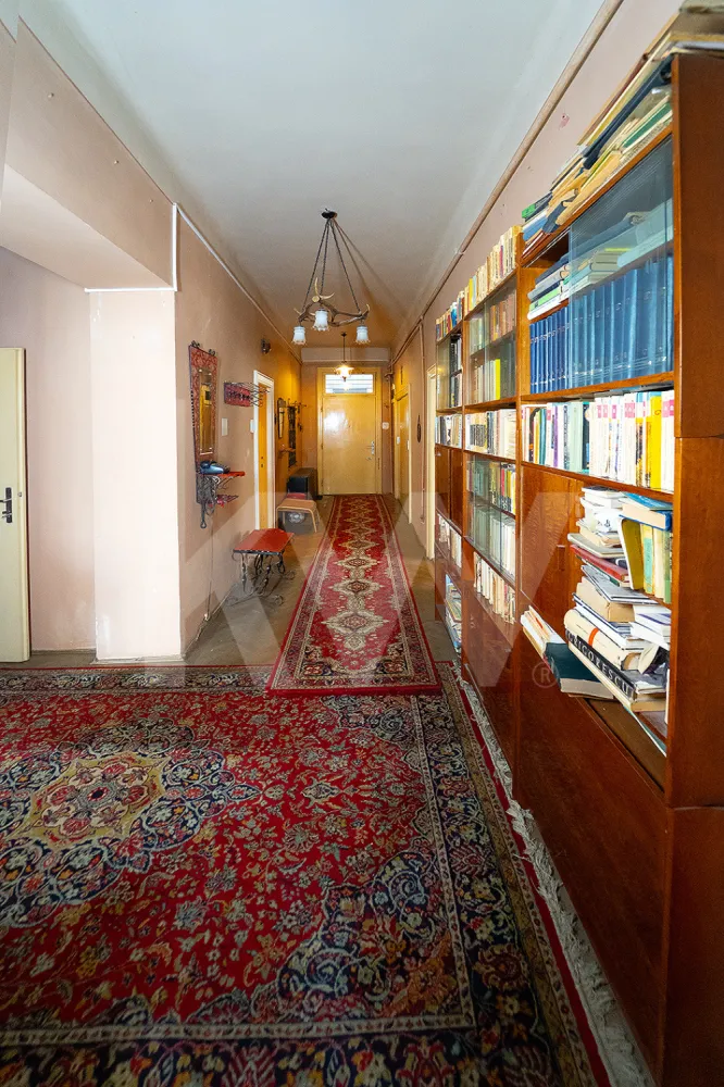 Apartament Interbelic de 4 camere– Str. Independenței nr. 10, Sibiu - Această proprietate reprezintă o oportunitate rară de achiziție în zona centrală a Sibiului, fiind situată într-o clădire robustă din anul 1939 (regim de înălțime P+2). 
Apartamentul ocupă o poziție privilegiată la etajul 1, oferind un echilibru între vizibilitate urbană și intimitate.
Se remarcă printr-o compartimentare decomandată, ideală atât pentru o familie numeroasă, cât și pentru conversia în sediu de firmă, cabinet notarial sau clinică privată.

Suprafață Utilă: $138,40 mp 
Suprafață Construită: $193,76 mp
Balcoane: $19,59 mp (distribuiți în 2 balcoane, oferind deschidere spre exterior pe ambele laturi ale clădirii).
Încăperile sunt spațioase, cu tavan înalt (specific perioadei interbelice), care permit o circulație excelentă a aerului și o iluminare naturală optimă. 
Unități sanitare: 2 băi (o baie principală dotată cu geam pentru ventilație naturală și o toaletă de serviciu).

Spre deosebire de apartamentele renovate modern care pierd din caracter, acesta păstrează elemente de tâmplărie și feronerie originale: Uși interioare masive din lemn, de dimensiuni mari, care s-au păstrat într-o stare excelentă. 

Dotări unice: Clădirea a fost proiectată vizionar, având prevăzut un spațiu dedicat pentru instalarea unui lift (facilitate rară pentru imobilele de acest tip din Sibiu).
Proprietatea include un adăpost aerian funcțional, parte din structura de rezistență a subsolului clădirii. Instalații: sistemul de sonerii original este încă prezent, oferind un indiciu despre standardul de lux al construcției de la momentul finalizării.

Locuința este orientată mixt, având vedere spre strada Lucian Blaga, ceea ce îi conferă o expunere excelentă. Amplasarea pe strada Independenței nr. 10 pune viitorul proprietar la doar câteva minute de mers pe jos de principalele puncte de interes: Spitalul Județean Sibiu și Facultatea de Medicină „Victor Papilian” (maxim 3-5 minute), Sala Thalia, Teatrul Național „Radu Stanca” și Parcul Cetății, Piața Habermann (hub social și gastronomic) și Promenada Mall. Acces facil către arterele principale și zonele de parcare centrală.

Se vinde cu piesele de mobilier autentic din secolul XX, care completează estetica spațiului. Datorită locației (lângă Spital și Medicină), apartamentul are un randament potențial ridicat pentru închiriere pe termen lung către cadre medicale sau regim hotelier premium. Suprafața permite și divizarea inteligentă a spațiului, dacă se dorește o reconfigurare modernă.

Dacă ești interesat de  o vizionare mă poți contacta.