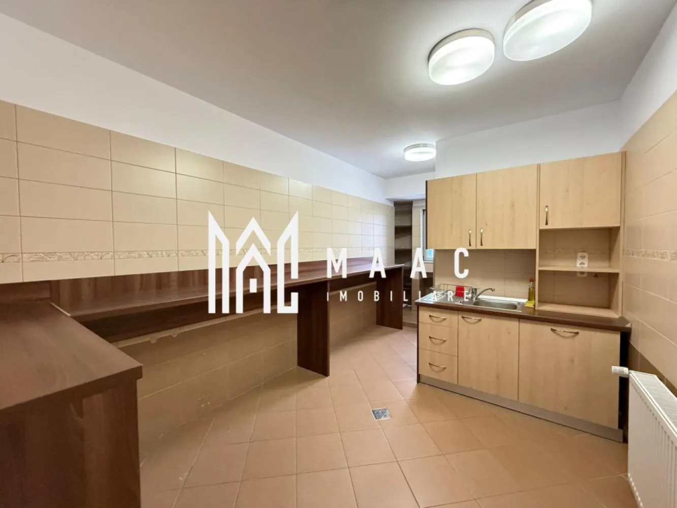 Spatiu de birouri I 186 mpu I Etajul 1 I Zona Sub arini - MAAC IMOBILIARE propune spre închiriere un spațiu de birouri situat la etajul 1 al unei clădiri moderne, conceput pentru a răspunde cerințelor actuale ale companiilor care își doresc un mediu de lucru eficient, flexibil și reprezentativ. Spațiul este organizat în regim open space, oferind posibilitatea de compartimentare personalizată, în funcție de nevoile și structura activității chiriașului. Datorită configurației sale, poate fi adaptat cu ușurință atât pentru birouri clasice, cât și pentru alte concepte moderne de lucru. Aferente-bucătărie dedicată personalului, 4 grupuri sanitare, spațiu de arhivă / depozitare. Toate utilitățile disponibile. Instalații pregătite pentru activitate de birou; iluminare naturală și artificială eficientă. Clădire modernă, bine întreținută, generator, locuri de parcare in curte dar si stradal. Mediu de lucru profesional, potrivit pentru echipe medii sau mari; flexibilitate în amenajare și organizare. Ideal pentru sediu de firmă, birouri administrative, IT, consultanță, servicii Disponibilitate imediată. Spațiul reprezintă o soluție excelentă pentru companiile care caută un birou adaptabil, într-o clădire modernă, cu facilități complete și condiții optime de desfășurare a activității. Pentru mai multe detalii precizati telefonic ca ati vazut anuntul cu ID:CP2885809 }}