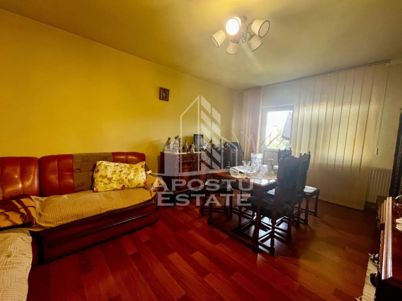 Apartament 3 camere de vanzare, zona Aradului, Timisoara - APOSTU ESTATE va ofera spre vanzare un apartament cu 3 camere, decomandat, situat la etaj intermediar, etajul 3 al unui imobil construit in anul 1982, in zona de Nord a oraşului Timisoara, judetul Timis. Zona Aradului, zona foarte bine cotata si apreciata pentru accesibilitate si facilitati.
Pe etaj avem doar 2 apartamente. Confortul termic se realizeaza prin centrala proprie pe gaz. Detine si boxa pentru depozitare.
Distante: 9 min cu masina fata de Iulius Town, 5 min cu masina fata de Spitalul Premiere, Magazine, banci la 3 min de mers pe jos, Centrul orasului la 13 min cu masina.
Locuinta are o suprafata utila de 64,87 mp, la care se adauga 2 balcoane de 8 mp. Apartamentul se vinde complet mobilat si utilat, fiind pregatit pentru mutare imediata sau pentru inchiriere sau nemobilat.
Compartimentarea este eficienta si functionala, avem vedere pe doua parti, hol de acces generos, bucatarie, living , 2 dormitoare cu iesire spre balcon fiecare, 2 bai una cu geam de aerisire si baia mica.
Agentia imobiliara Apostu Estate va ofera consultanta bancara gratuita prin intermediul colaboratorilor nostri pentru alegerea celui mai potrivit tip de credit, astfel incat tu sa devi noul proprietar al acestui apartament.

Va asteptam cu drag la o vizionare!

Id Intern: CP3129416