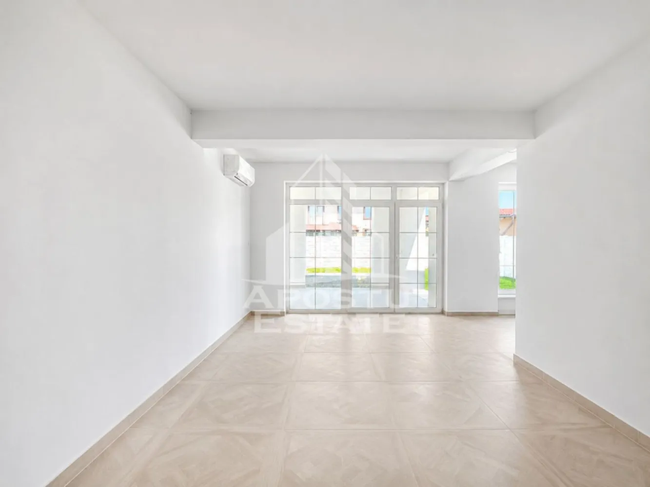 Duplex deosebit de vanzare in Sacalaz | 4 camere | 315 mp teren | - Agentia imobiliara Apostu Estate va propune spre vanzare o casa deosebita tip duplex, pe parter, cu finisaje modere, deosebite, situata in Sacalaz, intr-o zona in dezvoltare, potrivita pentru locuire permanenta.

Proprietatea are o suprafata utila de 88 mp si este amplasata pe un teren de 315 mp. Compartimentarea este practica si eficienta, fiind gandita pentru o familie care isi doreste confort, spatiu bine organizat si acces rapid catre facilitatile zonei sau catre oras.
Imobilul este compus din 4 camere, dintre care 3 dormitoare, o bucatarie, 2 bai si o terasa generoasa. Casa dispune de 2 locuri de parcare.
Constructia este noua, realizata din caramida, finalizata in anul 2026. 
Interiorul este finisat modern, deosebit de frumos, creand un aer elegant, luminos si primitor. Cromatica neutra, pardoseala in nuante calde si finisajele atent alese ofera locuintei un aspect contemporan si rafinat. Baia este amenajata modern, cu obiecte sanitare de calitate si design minimalist, iar spatiile interioare sunt bine proportionate si usor de personalizat.
Curtea este amenajata cu gazon si ofera un spatiu placut pentru relaxare, potrivit pentru petrecerea timpului in aer liber alaturi de familie sau prieteni. Proprietatea imbina confortul unei locuinte moderne cu avantajul unui spatiu exterior privat, fiind ideala pentru cei care isi doresc o casa luminoasa, functionala si pregatita pentru mutare.
Proprietatea beneficiaza de utilitati complete: apa, canalizare, curent, gaz, internet, CATV si telefon. De asemenea, dispune de izolatie exterioara si aer conditionat.

Zona ofera acces la iluminat stradal, mijloace de transport in comun si strazi pietruite.
Disponibilitate: imediat.

Pret: 176.000 euro.

Pentru mai multe detalii si programarea unei vizionari, va stam la dispozitie.
