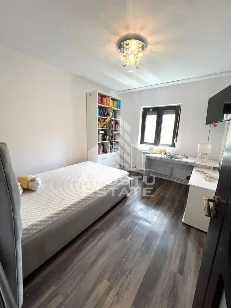 Apartament cu 3 camere de inchiriat, centrala proprie, Dorobantilor - Agentia imobiliara APOSTU ESTATE va propune spre inchiriere un apartament cu 3 camere, spatios si luminos, situat in zona Dorobantilor, o zona linistita si bine pozitionata din Timisoara, potrivit pentru cupluri,familii, sau studenti care isi doresc o locuinta unde sa se simta confortabil si cu acces facil catre scoli, statii de autobuz, supermarketuri , magazine de zona, parcuri.

Suprafata utila: 70 mp
Compartimentare eficienta:
-Hol de acces generos
-Bucatarie complet mobilata si utilata, cu loc de luat masa
-Living luminos si spatios
-Dormitoare mobilate si utilate
-Baie prevazuta cu cada

Confort si facilitati:
-Incalzirea apartamentului: centrala proprie
-Apartamentul este complet mobilat si utilat

Localizare:
-Timis,Timisoara, zona Dorobantilor – acces facil spre magazine, supermarketuri, scoli, parcuri si mijloace de transport in comun.

Ideal pentru:
-Familii
-Cupluri
-Studenti

Disponibilitate: imediata
Pret chirie lunara: 450 euro
Programeaza o vizionare pentru a-ti putea imagina viitorul aici!
ID intern: CP3127860