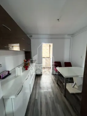 Apartament cu 3 camere de inchiriat, centrala proprie, Dorobantilor