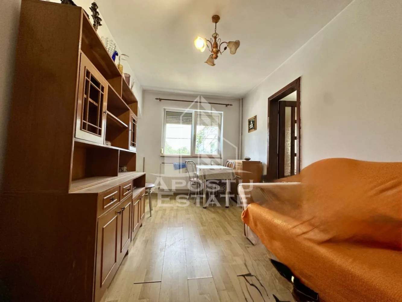 Apartament 3 camere de vanzare, zona Sagului - Agentia imobiliara APOSTU ESTATE va ofera spre vanzare un apartament 3 camere, complet mobilat si utilat, localizat in judetul Timis, Timisoara, zona Sagului.
Apartamentul are o suprafata de 44 mp utili si este situat la etajul 1.
- Hol de acces
- Bucatarie
- Living
- 2 Dormitoare
- Baie
Confortul termic este asigurat prin intermediul termoficarii.
Zona cu numeroase facilitati si puncte de interes precum: acces rapid si usor la mijloacele de transport in comun, mall-ul Shopping City la cateva minute distanta, si alte supermarket-uri in apropiere, farmacii, institutii de invatamant, restaurante, baruri, cafenele si multe altele.
Agentia imobiliara Apostu Estate va ofera consultanta bancara gratuita prin intermediul colaboratorilor nostri pentru alegerea celui mai potrivit tip de credit, astfel incat tu sa devi noul proprietar al acestui apartament.
Va asteptam cu drag la o vizionare!
ID intern: CP3128674.