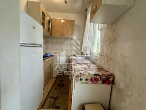 Apartament 3 camere de vanzare, zona Sagului