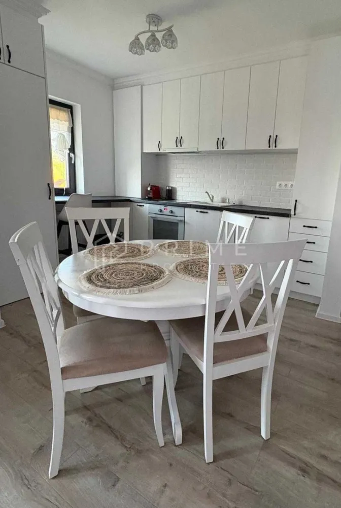 Apartament exclusivist cu 3 camere – Zona Unirii, Ansamblu Rezidențial - Vă propunem spre vânzare un apartament cu 3 camere, decomandat, situat într-o zonă rezidențială liniștită, pe strada Mărului din cartierul Unirii. Imobilul a fost construit în anul 2020 și se află la primul proprietar, fiind o proprietate întreținută impecabil, care se remarcă prin confort, siguranță și o priveliște deosebită.

Detalii tehnice:

Suprafață utilă: 70 mp.
Regim de înălțime: Etajul 2 din 2 (oferind intimitate și o vedere panoramică superbă spre cartier și pădure).
Compartimentare: Decomandată, optimizată pentru a oferi un spațiu aerisit și luminos.
Imobil: Bloc boutique, format din doar 22 de apartamente, situat într-o zonă de case, ferită de poluare și zgomot.
Dotări și facilități incluse:
Apartamentul se vinde complet mobilat și utilat, fiind pregătit pentru mutare imediată fără investiții suplimentare. Printre dotările premium se numără:
Echipamente electronice și electrocasnice de înaltă calitate: Smart TV în fiecare cameră, mașină de spălat rufe, mașină de spălat vase și uscător electric de rufe.
Pachet complet pentru mutare imediată, incluzând veselă și textile de casă.
Facilități exterioare și siguranță:
Grădină privată: Locatarii beneficiază de o grădină generoasă, amenajată cu spațiu verde, locuri de joacă pentru copii și zone de relaxare (grătar, bănci, leagăn), totul fiind iluminat nocturn.
Parcare și securitate: Loc de parcare privat, securizat prin poartă electrică și supraveghere video. Opțional, există posibilitatea parcării unui al doilea autovehicul în fața blocului.
Accesibilitate: Stația de transport în comun este localizată chiar la ieșirea din bloc, asigurând o legătură rapidă și frecventă către centrul orașului.
Datorită calității construcției, a zonei sigure și a modului în care a fost amenajat, acest apartament este ideal pentru o familie tânără care își dorește un cămin gata de locuit într-o atmosferă de calm și natură.

Promisiunea Prime Properties:
Vă oferim siguranță, transparență și servicii impecabile pe tot parcursul drumului către casa ideală. Dacă această proprietate nu corespunde nevoilor dumneavoastră, lăsați-ne să găsim alternativa potrivită stilului dumneavoastră de viață.

Pentru informații suplimentare și programarea unei vizionări, vă rugăm să ne contactați.