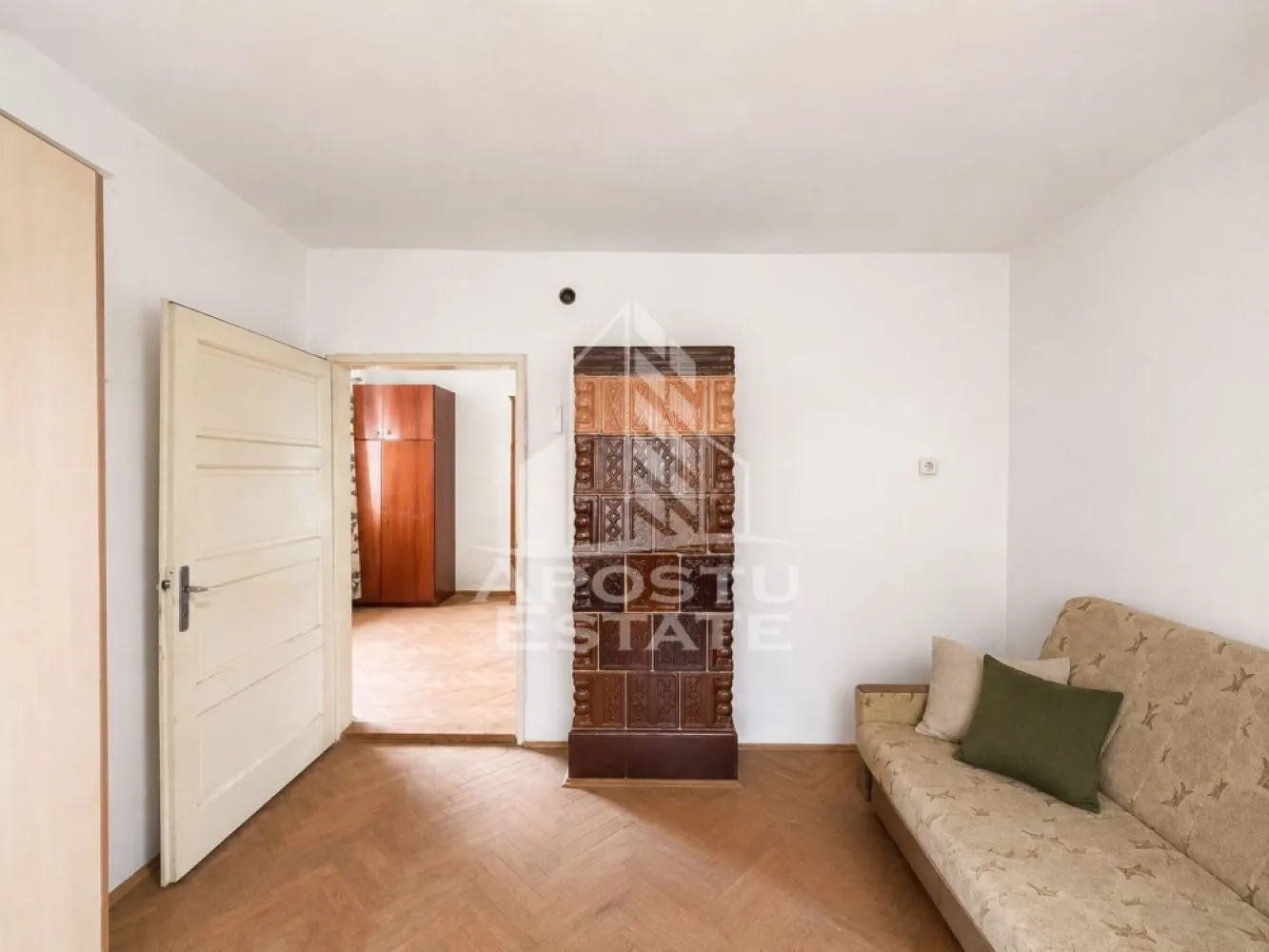 Casa 2 camere individuala de vanzare in Carani | Toate utilitatile | - Agentia imobiliara va propune spre vanzare o casa individuala situata in centrul localitatii Carani, intr-o zona linistita, cu acces facil si cu toate utilitatile disponibile: asfalt, apa, canalizare, curent, gaz, iluminat stradal. Aceasta este compusa din doua camere spatioase, bucatarie, baie, hol, anexe, atelier acoperit.

Proprietatea are o suprafata utila de aproximativ 80 mp si este amplasata pe un teren generos de 1.180 mp, cu deschidere stradala de 18 m. Casa este construita din caramida, finalizata, anul constructiei fiind 1940, la care au fost adaugate ulterior diverse anexe.

Imobilul reprezinta o oportunitate buna pentru cei care cauta o proprietate cu teren mare, potrivita pentru renovare, locuire permanenta, casa de vacanta sau investitie pe termen lung.

Zona dispune de strazi asfaltate, iluminat stradal si mijloace de transport in comun, toate utilitatile, precum si o pozitie centrala, aproape de parcul central, gara, zona cu magazine. Distanta fata de oras este de 20 km.

Disponibilitate: imediat.

Pret: 60.000 euro usor negociabil.

Va asteptam cu drag la o vizionare!