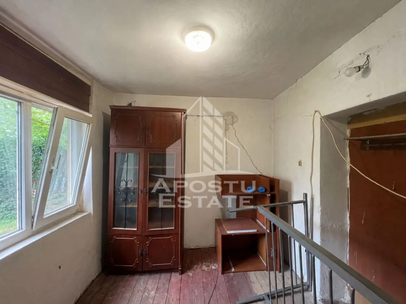 Casa 2 camere individuala de vanzare in Carani | Toate utilitatile | - Agentia imobiliara va propune spre vanzare o casa individuala situata in centrul localitatii Carani, intr-o zona linistita, cu acces facil si cu toate utilitatile disponibile: asfalt, apa, canalizare, curent, gaz, iluminat stradal. Aceasta este compusa din doua camere spatioase, bucatarie, baie, hol, anexe, atelier acoperit.

Proprietatea are o suprafata utila de aproximativ 80 mp si este amplasata pe un teren generos de 1.180 mp, cu deschidere stradala de 18 m. Casa este construita din caramida, finalizata, anul constructiei fiind 1940, la care au fost adaugate ulterior diverse anexe.

Imobilul reprezinta o oportunitate buna pentru cei care cauta o proprietate cu teren mare, potrivita pentru renovare, locuire permanenta, casa de vacanta sau investitie pe termen lung.

Zona dispune de strazi asfaltate, iluminat stradal si mijloace de transport in comun, toate utilitatile, precum si o pozitie centrala, aproape de parcul central, gara, zona cu magazine. Distanta fata de oras este de 20 km.

Disponibilitate: imediat.

Pret: 60.000 euro usor negociabil.

Va asteptam cu drag la o vizionare!