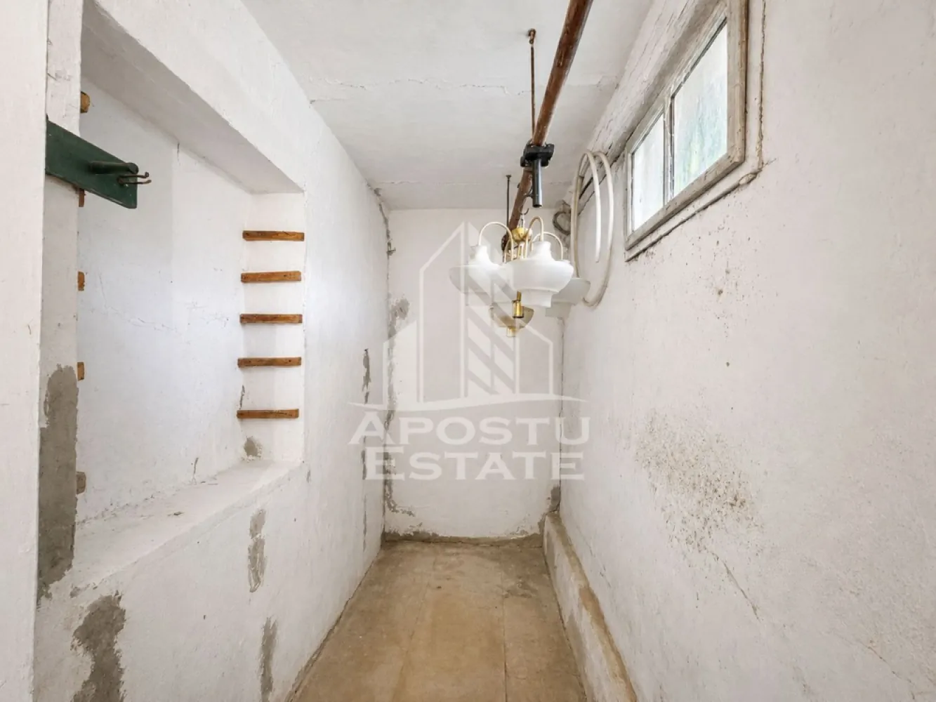 Casa 2 camere individuala de vanzare in Carani | Toate utilitatile | - Agentia imobiliara va propune spre vanzare o casa individuala situata in centrul localitatii Carani, intr-o zona linistita, cu acces facil si cu toate utilitatile disponibile: asfalt, apa, canalizare, curent, gaz, iluminat stradal. Aceasta este compusa din doua camere spatioase, bucatarie, baie, hol, anexe, atelier acoperit.

Proprietatea are o suprafata utila de aproximativ 80 mp si este amplasata pe un teren generos de 1.180 mp, cu deschidere stradala de 18 m. Casa este construita din caramida, finalizata, anul constructiei fiind 1940, la care au fost adaugate ulterior diverse anexe.

Imobilul reprezinta o oportunitate buna pentru cei care cauta o proprietate cu teren mare, potrivita pentru renovare, locuire permanenta, casa de vacanta sau investitie pe termen lung.

Zona dispune de strazi asfaltate, iluminat stradal si mijloace de transport in comun, toate utilitatile, precum si o pozitie centrala, aproape de parcul central, gara, zona cu magazine. Distanta fata de oras este de 20 km.

Disponibilitate: imediat.

Pret: 60.000 euro usor negociabil.

Va asteptam cu drag la o vizionare!