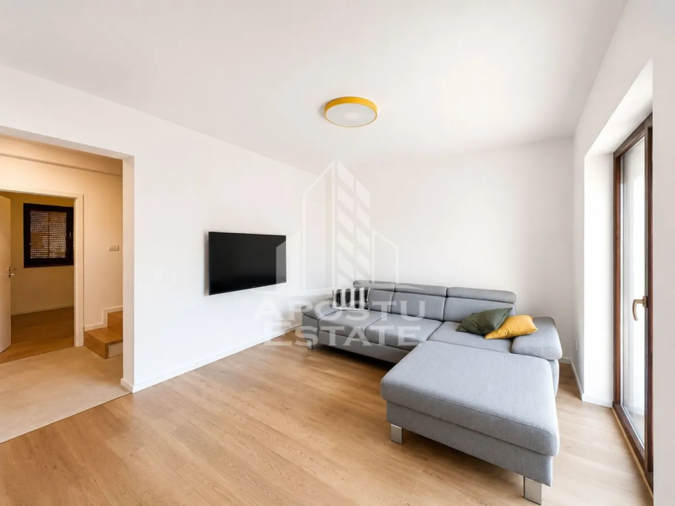 De vanzare duplex deosebit în Mehala-Bucovina | 269.000 € I Timisoara - Apostu Estate va propune spre vanzare o casa deosebita, situata in zona Mehala-Bucovina, aproape de biserica, intr-un ansamblu rezidential modern, linistit si bine organizat.
Proprietatea e incadrata intr-o zona eleganta, are acces privat, alei pavate, spatii verzi amenajate si loc de joaca pentru copii. Este o alegere foarte buna pentru o familie care cauta confort, spatiu si intimitate, dar si acces rapid catre punctele importante ale orasului.
Casa are o suprafata utila de aproximativ 120 mp si o terasa de 30 mp , avand o suprafata construita desfasurata de 174 mp si este amplasata pe un teren de 240 mp.

Compartimentare:
Parter:
living generos cu bucatarie open space dar separata printr-un perete glisant de sticla
birou
baie
spatiu de depozitare
terasa 30 mp
acces catre gradina

Etaj:
dormitor matrimonial cu baie proprie
2 dormitoare
baie

Pod:
acces pe scara retractabila, spatiu multifunctional generos, ce poate fi compartimentat in functie de nevoile viitorului proprietar: camera hobby, de joaca, zona de relaxare, dressing sau doar depozitare

Dotari si beneficii:
constructie noua, finalizata in 2023
finisaje moderne
incalzire prin pardoseala
aer conditionat
geamuri tripan
rulouri / obloane electrice
bucatarie mobilata
gradina proprie
sistem de irigatii
terasa
locuri de parcare
toate utilitatile: apa, canalizare, gaz, curent, internet, CATV

Zona ofera conectivitate foarte buna catre Iulius Town, City Business Center, Vox Technology Park si mijloace de transport in comun.
Pret: 269.000 euro si nu se aplica TVA

O proprietate eleganta, spatioasa si foarte atractiva ca pret, potrivita pentru cei care isi doresc o casa moderna intr-o zona buna a orasului.
Pentru mai multe detalii si programarea unei vizionari, va stam cu drag la dispozitie.