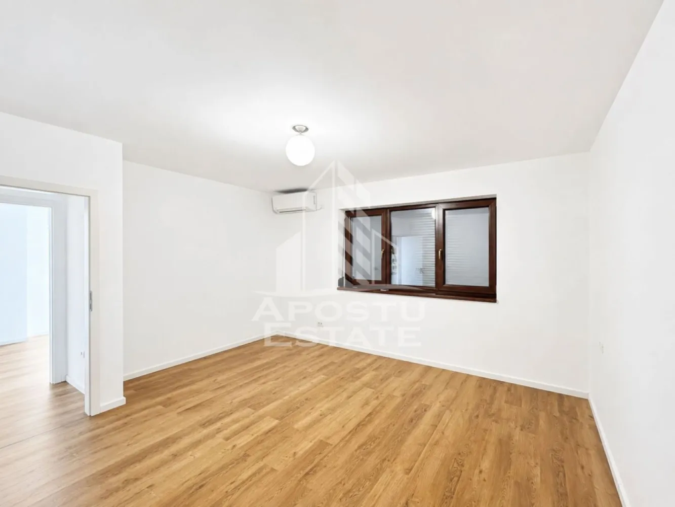De vanzare duplex deosebit în Mehala-Bucovina | 269.000 € I Timisoara - Apostu Estate va propune spre vanzare o casa deosebita, situata in zona Mehala-Bucovina, aproape de biserica, intr-un ansamblu rezidential modern, linistit si bine organizat.
Proprietatea e incadrata intr-o zona eleganta, are acces privat, alei pavate, spatii verzi amenajate si loc de joaca pentru copii. Este o alegere foarte buna pentru o familie care cauta confort, spatiu si intimitate, dar si acces rapid catre punctele importante ale orasului.
Casa are o suprafata utila de aproximativ 120 mp si o terasa de 30 mp , avand o suprafata construita desfasurata de 174 mp si este amplasata pe un teren de 240 mp.

Compartimentare:
Parter:
living generos cu bucatarie open space dar separata printr-un perete glisant de sticla
birou
baie
spatiu de depozitare
terasa 30 mp
acces catre gradina

Etaj:
dormitor matrimonial cu baie proprie
2 dormitoare
baie

Pod:
acces pe scara retractabila, spatiu multifunctional generos, ce poate fi compartimentat in functie de nevoile viitorului proprietar: camera hobby, de joaca, zona de relaxare, dressing sau doar depozitare

Dotari si beneficii:
constructie noua, finalizata in 2023
finisaje moderne
incalzire prin pardoseala
aer conditionat
geamuri tripan
rulouri / obloane electrice
bucatarie mobilata
gradina proprie
sistem de irigatii
terasa
locuri de parcare
toate utilitatile: apa, canalizare, gaz, curent, internet, CATV

Zona ofera conectivitate foarte buna catre Iulius Town, City Business Center, Vox Technology Park si mijloace de transport in comun.
Pret: 269.000 euro si nu se aplica TVA

O proprietate eleganta, spatioasa si foarte atractiva ca pret, potrivita pentru cei care isi doresc o casa moderna intr-o zona buna a orasului.
Pentru mai multe detalii si programarea unei vizionari, va stam cu drag la dispozitie.