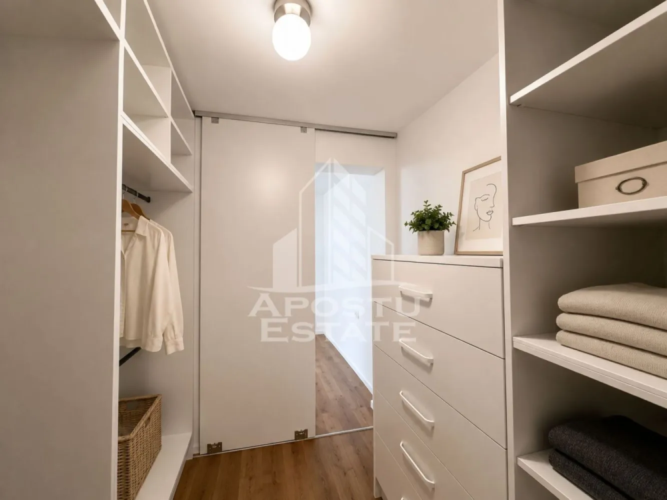 De vanzare duplex deosebit în Mehala-Bucovina | 269.000 € I Timisoara - Apostu Estate va propune spre vanzare o casa deosebita, situata in zona Mehala-Bucovina, aproape de biserica, intr-un ansamblu rezidential modern, linistit si bine organizat.
Proprietatea e incadrata intr-o zona eleganta, are acces privat, alei pavate, spatii verzi amenajate si loc de joaca pentru copii. Este o alegere foarte buna pentru o familie care cauta confort, spatiu si intimitate, dar si acces rapid catre punctele importante ale orasului.
Casa are o suprafata utila de aproximativ 120 mp si o terasa de 30 mp , avand o suprafata construita desfasurata de 174 mp si este amplasata pe un teren de 240 mp.

Compartimentare:
Parter:
living generos cu bucatarie open space dar separata printr-un perete glisant de sticla
birou
baie
spatiu de depozitare
terasa 30 mp
acces catre gradina

Etaj:
dormitor matrimonial cu baie proprie
2 dormitoare
baie

Pod:
acces pe scara retractabila, spatiu multifunctional generos, ce poate fi compartimentat in functie de nevoile viitorului proprietar: camera hobby, de joaca, zona de relaxare, dressing sau doar depozitare

Dotari si beneficii:
constructie noua, finalizata in 2023
finisaje moderne
incalzire prin pardoseala
aer conditionat
geamuri tripan
rulouri / obloane electrice
bucatarie mobilata
gradina proprie
sistem de irigatii
terasa
locuri de parcare
toate utilitatile: apa, canalizare, gaz, curent, internet, CATV

Zona ofera conectivitate foarte buna catre Iulius Town, City Business Center, Vox Technology Park si mijloace de transport in comun.
Pret: 269.000 euro si nu se aplica TVA

O proprietate eleganta, spatioasa si foarte atractiva ca pret, potrivita pentru cei care isi doresc o casa moderna intr-o zona buna a orasului.
Pentru mai multe detalii si programarea unei vizionari, va stam cu drag la dispozitie.