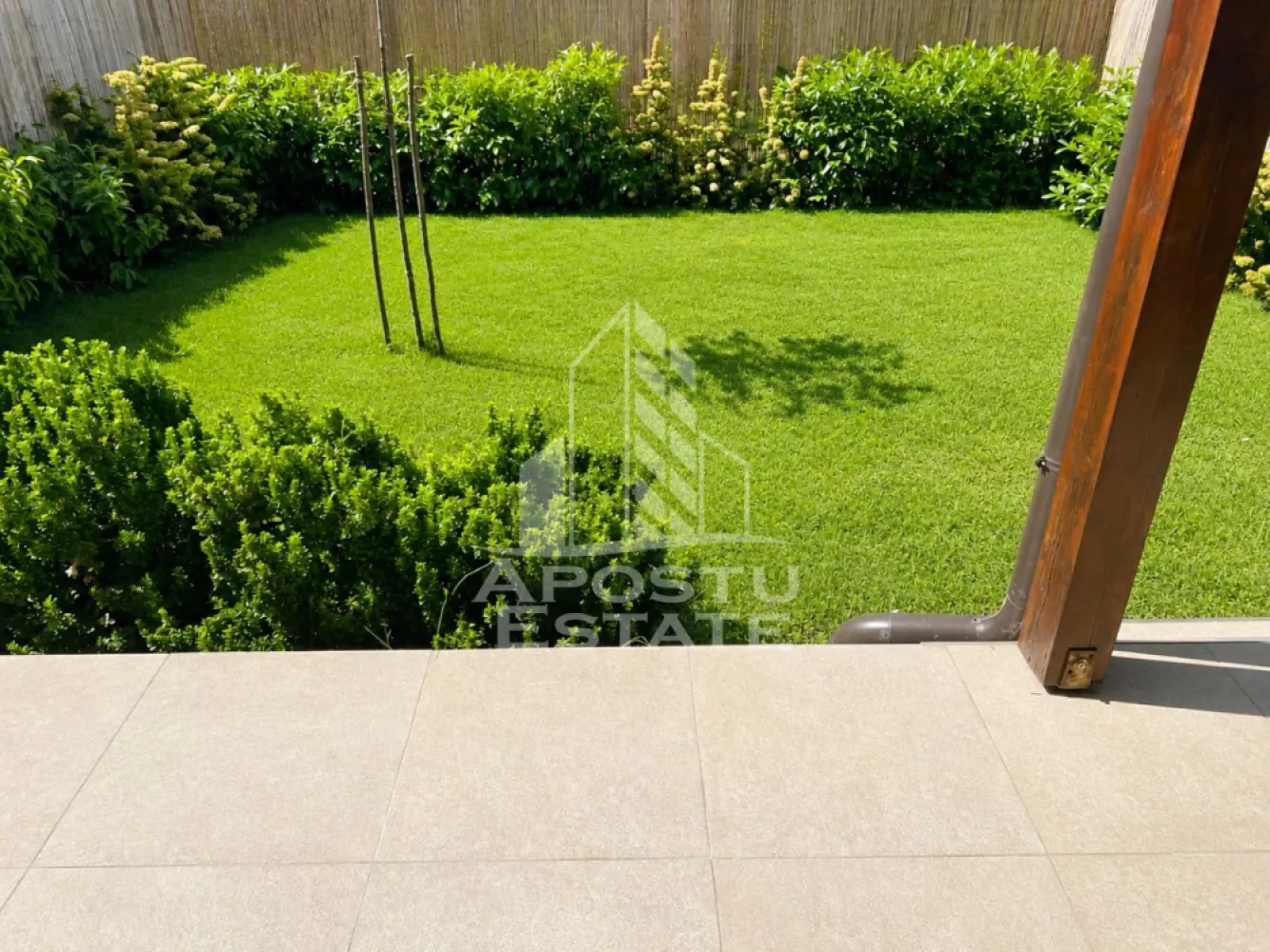 De vanzare duplex deosebit în Mehala-Bucovina | 269.000 € I Timisoara - Apostu Estate va propune spre vanzare o casa deosebita, situata in zona Mehala-Bucovina, aproape de biserica, intr-un ansamblu rezidential modern, linistit si bine organizat.
Proprietatea e incadrata intr-o zona eleganta, are acces privat, alei pavate, spatii verzi amenajate si loc de joaca pentru copii. Este o alegere foarte buna pentru o familie care cauta confort, spatiu si intimitate, dar si acces rapid catre punctele importante ale orasului.
Casa are o suprafata utila de aproximativ 120 mp si o terasa de 30 mp , avand o suprafata construita desfasurata de 174 mp si este amplasata pe un teren de 240 mp.

Compartimentare:
Parter:
living generos cu bucatarie open space dar separata printr-un perete glisant de sticla
birou
baie
spatiu de depozitare
terasa 30 mp
acces catre gradina

Etaj:
dormitor matrimonial cu baie proprie
2 dormitoare
baie

Pod:
acces pe scara retractabila, spatiu multifunctional generos, ce poate fi compartimentat in functie de nevoile viitorului proprietar: camera hobby, de joaca, zona de relaxare, dressing sau doar depozitare

Dotari si beneficii:
constructie noua, finalizata in 2023
finisaje moderne
incalzire prin pardoseala
aer conditionat
geamuri tripan
rulouri / obloane electrice
bucatarie mobilata
gradina proprie
sistem de irigatii
terasa
locuri de parcare
toate utilitatile: apa, canalizare, gaz, curent, internet, CATV

Zona ofera conectivitate foarte buna catre Iulius Town, City Business Center, Vox Technology Park si mijloace de transport in comun.
Pret: 269.000 euro si nu se aplica TVA

O proprietate eleganta, spatioasa si foarte atractiva ca pret, potrivita pentru cei care isi doresc o casa moderna intr-o zona buna a orasului.
Pentru mai multe detalii si programarea unei vizionari, va stam cu drag la dispozitie.