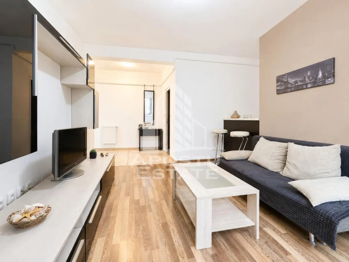 Apartament 2 camere zona UTA - APOSTU ESTATE va propune spre inchiriere apartament cu 2 camere de inchiriat, situat in zona UTA, la etajul 4 din 10 al unui bloc dotat cu lift.

Locuinta este compartimentata practic si modern, fiind compusa din dormitor, bucatarie open space cu zona de living, baie si balcon frantuzesc. Apartamentul este complet utilat si dispune de centrala termica proprie, aer conditionat, televizor, masina de spalat rufe, frigider, aragaz si hota, oferind tot confortul necesar pentru o mutare imediata.

Pozitionarea intr-o zona cu acces facil catre mijloace de transport, magazine, institutii de invatamant si alte puncte de interes face ca aceasta proprietate sa fie o alegere excelenta pentru un cuplu, studenti sau o familie.

Nu se accepta animale de companie.

Pentru mai multe detalii sau pentru programarea unei vizionari, echipa Apostu Estate va sta cu profesionalism si promptitudine la dispozitie dumneavoastra.
CP3130642