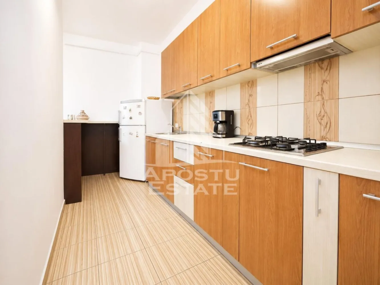 Apartament 2 camere zona UTA - APOSTU ESTATE va propune spre inchiriere apartament cu 2 camere de inchiriat, situat in zona UTA, la etajul 4 din 10 al unui bloc dotat cu lift.

Locuinta este compartimentata practic si modern, fiind compusa din dormitor, bucatarie open space cu zona de living, baie si balcon frantuzesc. Apartamentul este complet utilat si dispune de centrala termica proprie, aer conditionat, televizor, masina de spalat rufe, frigider, aragaz si hota, oferind tot confortul necesar pentru o mutare imediata.

Pozitionarea intr-o zona cu acces facil catre mijloace de transport, magazine, institutii de invatamant si alte puncte de interes face ca aceasta proprietate sa fie o alegere excelenta pentru un cuplu, studenti sau o familie.

Nu se accepta animale de companie.

Pentru mai multe detalii sau pentru programarea unei vizionari, echipa Apostu Estate va sta cu profesionalism si promptitudine la dispozitie dumneavoastra.
CP3130642