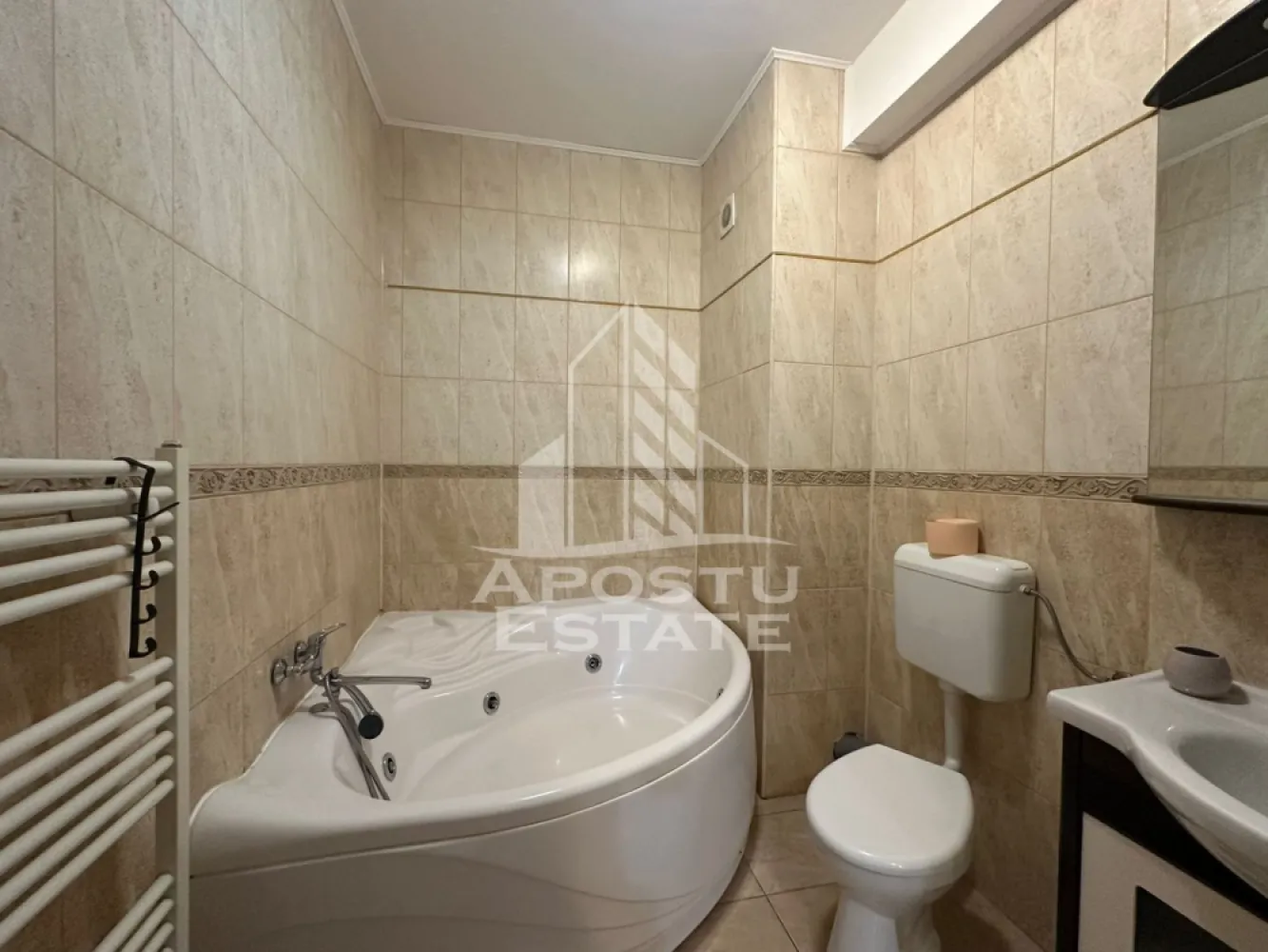 Apartament 2 camere zona UTA - APOSTU ESTATE va propune spre inchiriere apartament cu 2 camere de inchiriat, situat in zona UTA, la etajul 4 din 10 al unui bloc dotat cu lift.

Locuinta este compartimentata practic si modern, fiind compusa din dormitor, bucatarie open space cu zona de living, baie si balcon frantuzesc. Apartamentul este complet utilat si dispune de centrala termica proprie, aer conditionat, televizor, masina de spalat rufe, frigider, aragaz si hota, oferind tot confortul necesar pentru o mutare imediata.

Pozitionarea intr-o zona cu acces facil catre mijloace de transport, magazine, institutii de invatamant si alte puncte de interes face ca aceasta proprietate sa fie o alegere excelenta pentru un cuplu, studenti sau o familie.

Nu se accepta animale de companie.

Pentru mai multe detalii sau pentru programarea unei vizionari, echipa Apostu Estate va sta cu profesionalism si promptitudine la dispozitie dumneavoastra.
CP3130642