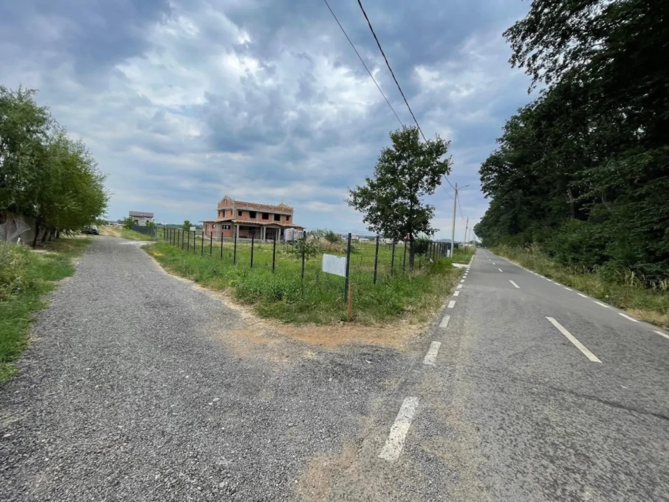 Teren vanzare Ghermanesti -Snagov - Teren intravilan 1500m, deschidere 25m la 2 strazi. Utilitati gaz si curent electric la poarta, imprejmuit, la 150m padure, Str. Cetatea Neamtului.Zona in plina dezvoltare si constructie.Terenul este impartit in 2 loturi 500/1000mp.Proiect de casa autorizat, studiu geo, intabulare si cadastru.Direct proprietar.Oportunitate pentru investitie rezidentiala.