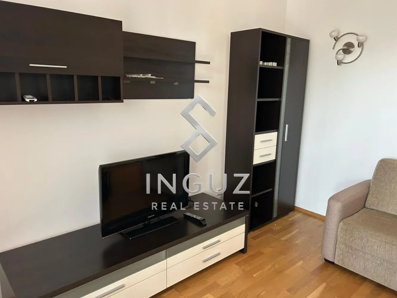 DE ÎNCHIRIAT – STUDIO PREMIUM | EMINESCU VIEW | ZONĂ CENTRALĂ - DE ÎNCHIRIAT – STUDIO PREMIUM | EMINESCU VIEW | ZONĂ CENTRALĂ ⬇️ العربية بالأسفل ⬇️

Vă prezentăm un studio modern și elegant, situat în complexul rezidențial Eminescu View, pe Strada Mihai Eminescu, într-una dintre cele mai căutate zone ale Bucureștiului.

Locuința este complet mobilată și utilată, fiind pregătită pentru mutare imediată. Compartimentarea eficientă, spațiile generoase de depozitare și terasa spațioasă oferă confortul necesar pentru un stil de viață urban modern.

Caracteristici:
• Studio spațios și luminos
• Complet mobilat și utilat
• Multiple spații de depozitare
• Terasă generoasă
• Complex rezidențial modern
• Disponibil imediat

Condiții:
• Nu se acceptă animale de companie
• Fumatul în interior nu este permis

Chirie: 400 Euro/lună

Garanție: echivalentul unei chirii lunare

Comision agenție: 50% + TVA din valoarea primei luni de chirie.

Pentru informații suplimentare și programarea unei vizionări:

━━━━━━━━━━━━━━━━━━

للإيجار – استوديو مميز | مجمع Eminescu View | موقع مركزي

استوديو حديث وأنيق يقع في مجمع Eminescu View السكني على شارع Mihai Eminescu، في واحدة من أكثر المناطق طلبًا في بوخارست.

الشقة مفروشة ومجهزة بالكامل وجاهزة للسكن فورًا، وتتميز بتصميم عملي ومساحات تخزين متعددة بالإضافة إلى تراس واسع يوفر راحة إضافية للسكان.

المميزات:
• استوديو واسع ومضيء
• مفروش ومجهز بالكامل
• مساحات تخزين متعددة
• تراس واسع
• ضمن مجمع سكني حديث
• متاح للإيجار فورًا

الشروط:
• لا يُسمح بالحيوانات الأليفة
• التدخين داخل الشقة غير مسموح

الإيجار: 400 يورو شهريًا

التأمين: قيمة إيجار شهر واحد

عمولة المكتب: 50% + الضريبة من قيمة إيجار أول شهر.
للمزيد من المعلومات أو لحجز موعد للمعاينة:

Inguz Real Estate
📱 +40 774 017 567
📱 +40 724 922 092
✉️ info.inguzrealestate.com