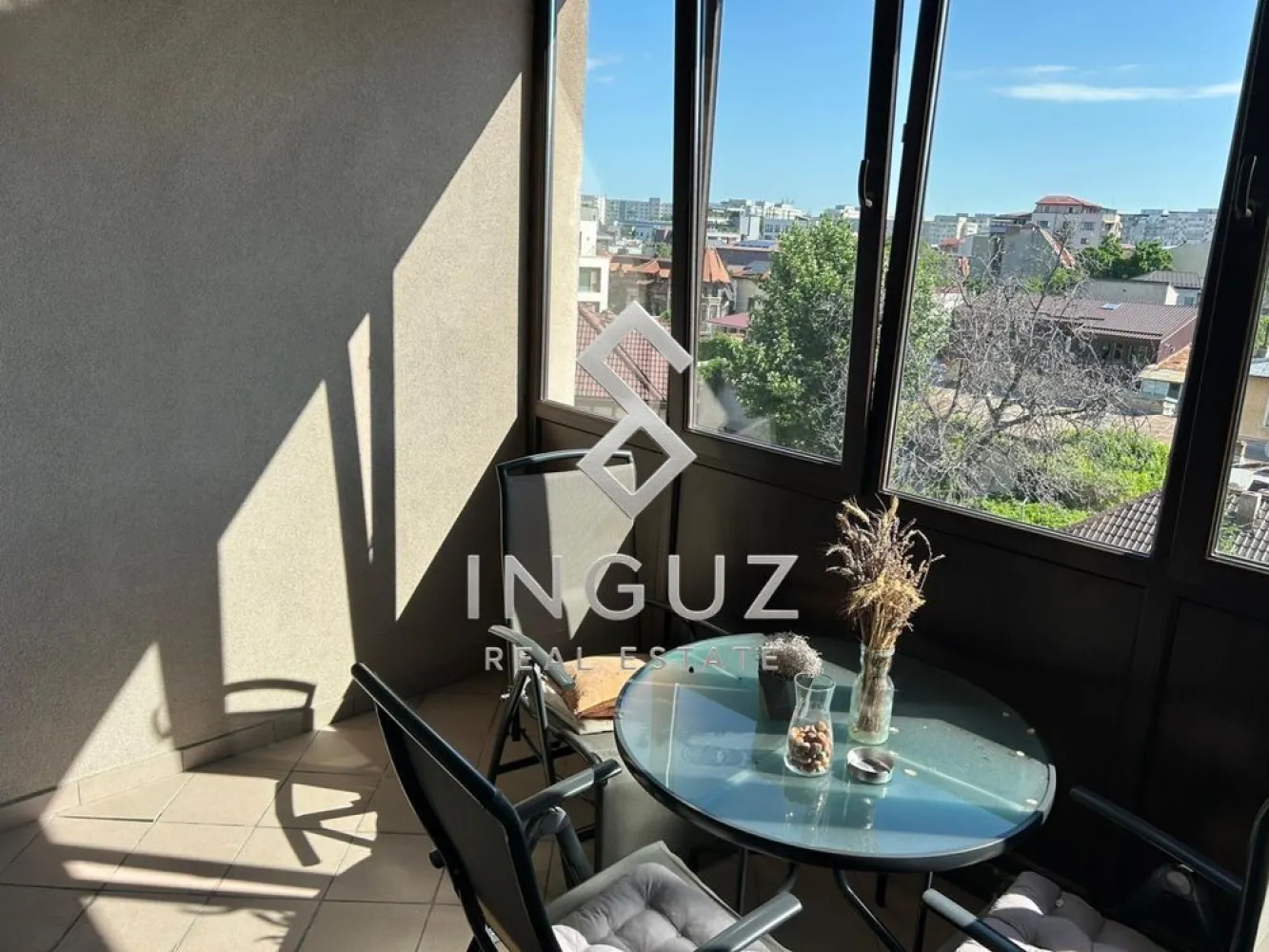 DE ÎNCHIRIAT – STUDIO PREMIUM | EMINESCU VIEW | ZONĂ CENTRALĂ - DE ÎNCHIRIAT – STUDIO PREMIUM | EMINESCU VIEW | ZONĂ CENTRALĂ ⬇️ العربية بالأسفل ⬇️

Vă prezentăm un studio modern și elegant, situat în complexul rezidențial Eminescu View, pe Strada Mihai Eminescu, într-una dintre cele mai căutate zone ale Bucureștiului.

Locuința este complet mobilată și utilată, fiind pregătită pentru mutare imediată. Compartimentarea eficientă, spațiile generoase de depozitare și terasa spațioasă oferă confortul necesar pentru un stil de viață urban modern.

Caracteristici:
• Studio spațios și luminos
• Complet mobilat și utilat
• Multiple spații de depozitare
• Terasă generoasă
• Complex rezidențial modern
• Disponibil imediat

Condiții:
• Nu se acceptă animale de companie
• Fumatul în interior nu este permis

Chirie: 400 Euro/lună

Garanție: echivalentul unei chirii lunare

Comision agenție: 50% + TVA din valoarea primei luni de chirie.

Pentru informații suplimentare și programarea unei vizionări:

━━━━━━━━━━━━━━━━━━

للإيجار – استوديو مميز | مجمع Eminescu View | موقع مركزي

استوديو حديث وأنيق يقع في مجمع Eminescu View السكني على شارع Mihai Eminescu، في واحدة من أكثر المناطق طلبًا في بوخارست.

الشقة مفروشة ومجهزة بالكامل وجاهزة للسكن فورًا، وتتميز بتصميم عملي ومساحات تخزين متعددة بالإضافة إلى تراس واسع يوفر راحة إضافية للسكان.

المميزات:
• استوديو واسع ومضيء
• مفروش ومجهز بالكامل
• مساحات تخزين متعددة
• تراس واسع
• ضمن مجمع سكني حديث
• متاح للإيجار فورًا

الشروط:
• لا يُسمح بالحيوانات الأليفة
• التدخين داخل الشقة غير مسموح

الإيجار: 400 يورو شهريًا

التأمين: قيمة إيجار شهر واحد

عمولة المكتب: 50% + الضريبة من قيمة إيجار أول شهر.
للمزيد من المعلومات أو لحجز موعد للمعاينة:

Inguz Real Estate
📱 +40 774 017 567
📱 +40 724 922 092
✉️ info.inguzrealestate.com