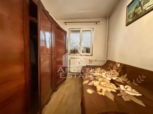 Apartament 3 camere de vanzare, zona Sagului
