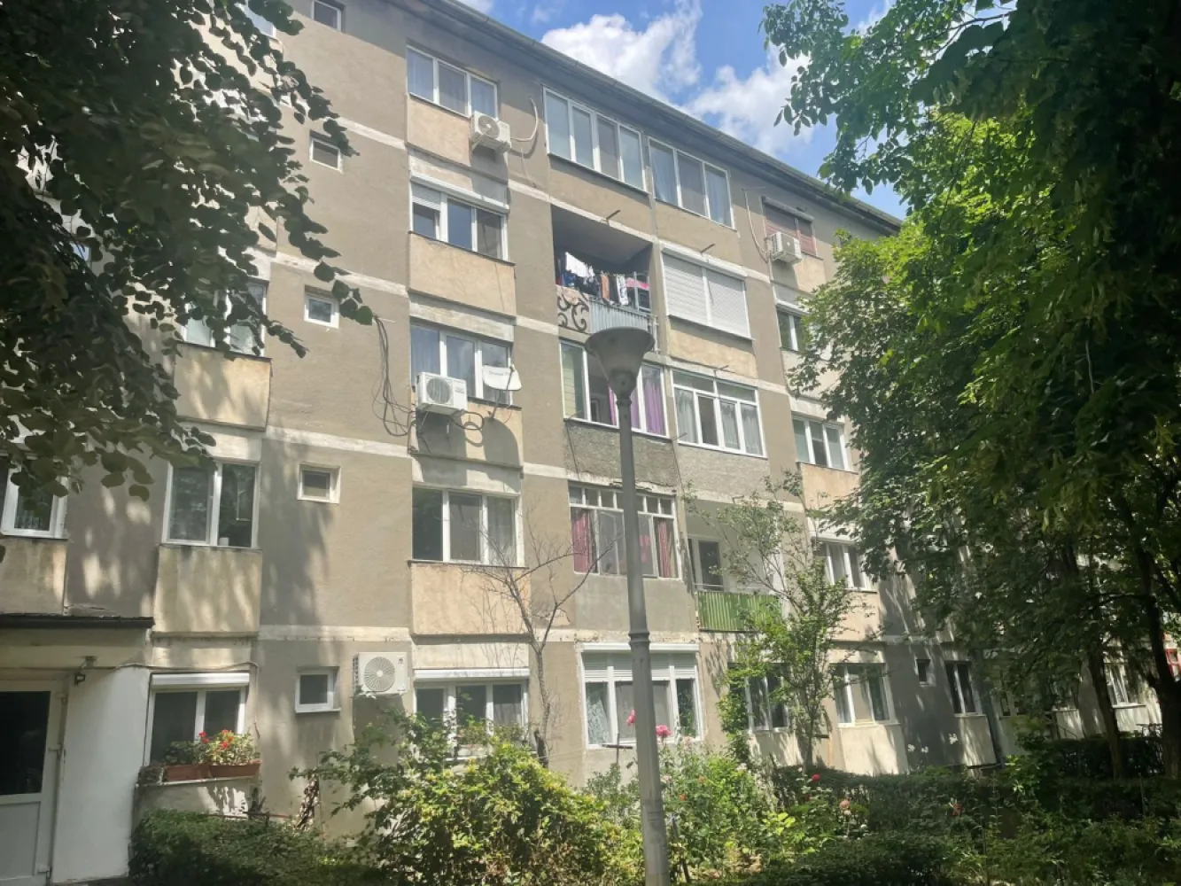 Ap 2 cam tip X - liceul Onisifor Ghibu- 60.000 euro neg - Apartament 2 camere, Aleea Onisifor Ghibu – zonă liniștită, ideal pentru locuit sau investiție

Vă propunem spre vânzare un apartament semidecomandat, situat pe Aleea Onisifor Ghibu, la etajul 4 din 4 al unui bloc de tip X, prevăzut cu acoperiș.

Apartamentul are o suprafață utilă de 37,68 mp și este compartimentat eficient astfel:

living;
dormitor;
bucătărie;
baie cu geam de aerisire.

Locuința necesită anumite renovări, oferind viitorului proprietar posibilitatea de a o amenaja și personaliza după propriul gust și necesități.

Un avantaj important îl reprezintă blocul bine întreținut, cu casa scării recent renovată.

Imobilul este amplasat într-o zonă apreciată pentru liniște și spațiile verzi generoase, având în imediata apropiere Colegiul Național „Onisifor Ghibu”, Lotus Center, farmacii, magazine și alte puncte de interes, asigurând acces facil la toate facilitățile necesare vieții de zi cu zi.

Pentru informații suplimentare și programarea unei vizionări, vă stăm la dispoziție.

Pret; 60.000 euro neg

Tel: 0731.290.032