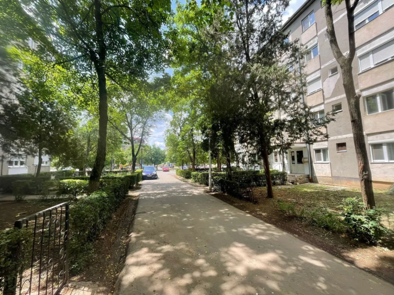 Ap 2 cam tip X - liceul Onisifor Ghibu- 60.000 euro neg - Apartament 2 camere, Aleea Onisifor Ghibu – zonă liniștită, ideal pentru locuit sau investiție

Vă propunem spre vânzare un apartament semidecomandat, situat pe Aleea Onisifor Ghibu, la etajul 4 din 4 al unui bloc de tip X, prevăzut cu acoperiș.

Apartamentul are o suprafață utilă de 37,68 mp și este compartimentat eficient astfel:

living;
dormitor;
bucătărie;
baie cu geam de aerisire.

Locuința necesită anumite renovări, oferind viitorului proprietar posibilitatea de a o amenaja și personaliza după propriul gust și necesități.

Un avantaj important îl reprezintă blocul bine întreținut, cu casa scării recent renovată.

Imobilul este amplasat într-o zonă apreciată pentru liniște și spațiile verzi generoase, având în imediata apropiere Colegiul Național „Onisifor Ghibu”, Lotus Center, farmacii, magazine și alte puncte de interes, asigurând acces facil la toate facilitățile necesare vieții de zi cu zi.

Pentru informații suplimentare și programarea unei vizionări, vă stăm la dispoziție.

Pret; 60.000 euro neg

Tel: 0731.290.032