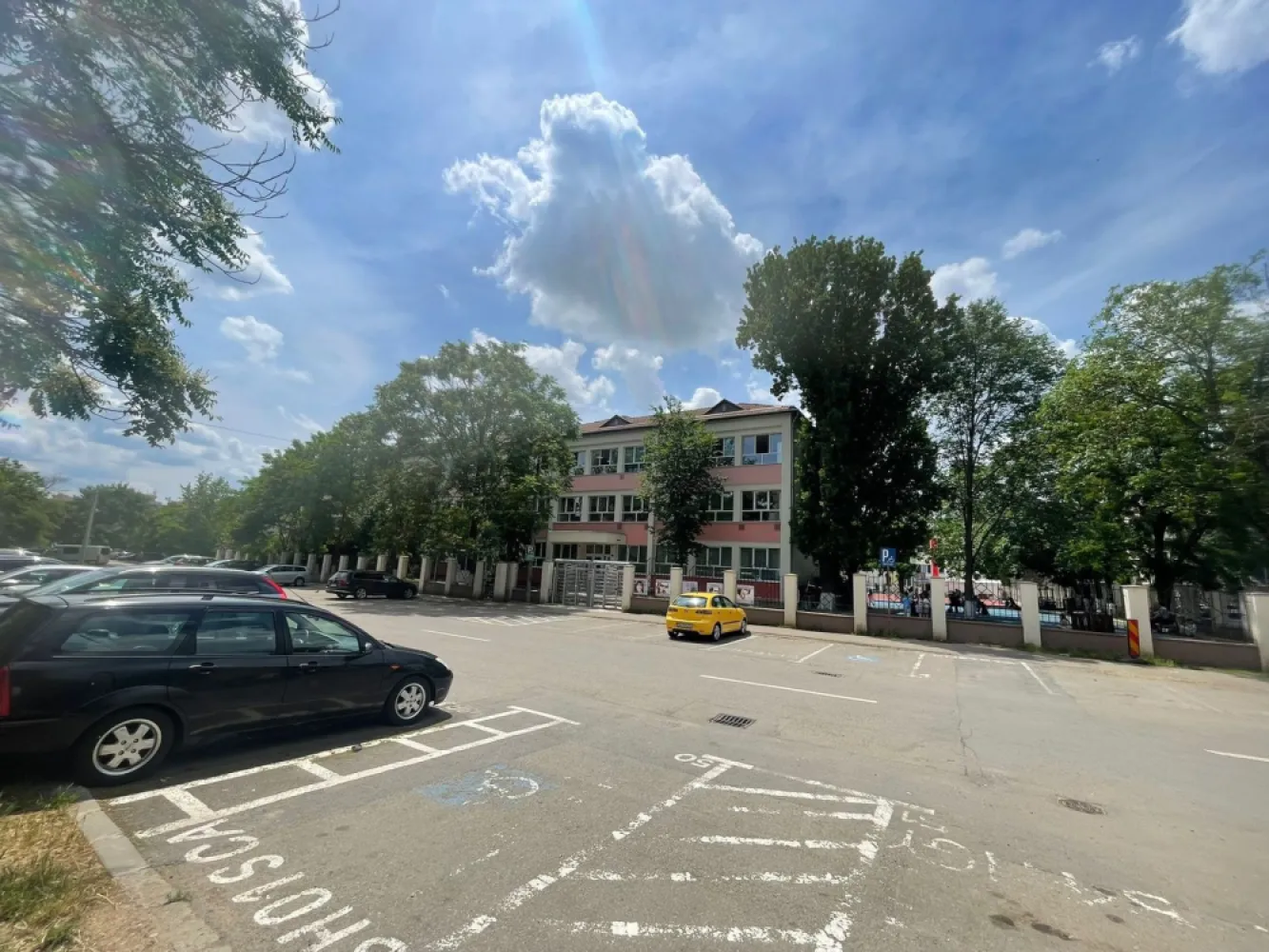 Ap 2 cam tip X - liceul Onisifor Ghibu- 60.000 euro neg - Apartament 2 camere, Aleea Onisifor Ghibu – zonă liniștită, ideal pentru locuit sau investiție

Vă propunem spre vânzare un apartament semidecomandat, situat pe Aleea Onisifor Ghibu, la etajul 4 din 4 al unui bloc de tip X, prevăzut cu acoperiș.

Apartamentul are o suprafață utilă de 37,68 mp și este compartimentat eficient astfel:

living;
dormitor;
bucătărie;
baie cu geam de aerisire.

Locuința necesită anumite renovări, oferind viitorului proprietar posibilitatea de a o amenaja și personaliza după propriul gust și necesități.

Un avantaj important îl reprezintă blocul bine întreținut, cu casa scării recent renovată.

Imobilul este amplasat într-o zonă apreciată pentru liniște și spațiile verzi generoase, având în imediata apropiere Colegiul Național „Onisifor Ghibu”, Lotus Center, farmacii, magazine și alte puncte de interes, asigurând acces facil la toate facilitățile necesare vieții de zi cu zi.

Pentru informații suplimentare și programarea unei vizionări, vă stăm la dispoziție.

Pret; 60.000 euro neg

Tel: 0731.290.032