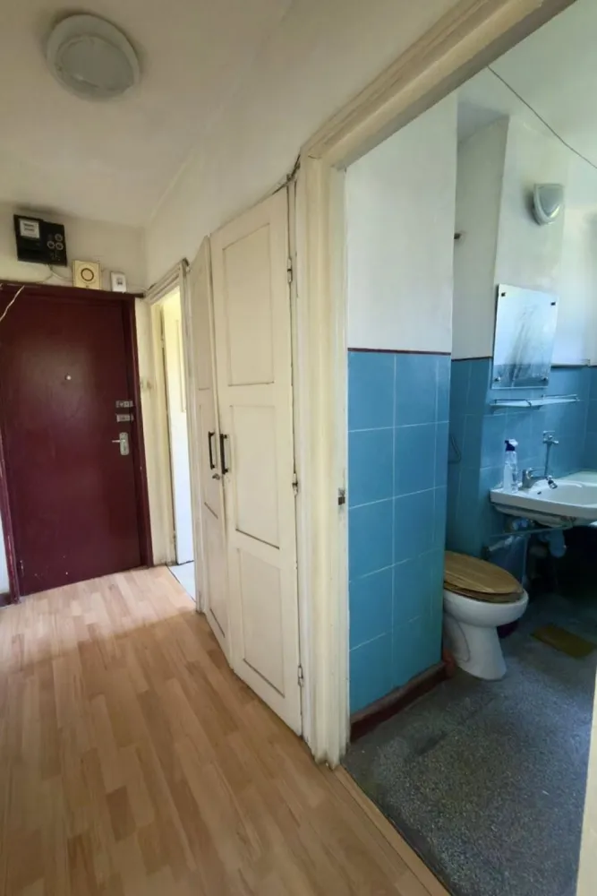 Ap 2 cam tip X - liceul Onisifor Ghibu- 60.000 euro neg - Apartament 2 camere, Aleea Onisifor Ghibu – zonă liniștită, ideal pentru locuit sau investiție

Vă propunem spre vânzare un apartament semidecomandat, situat pe Aleea Onisifor Ghibu, la etajul 4 din 4 al unui bloc de tip X, prevăzut cu acoperiș.

Apartamentul are o suprafață utilă de 37,68 mp și este compartimentat eficient astfel:

living;
dormitor;
bucătărie;
baie cu geam de aerisire.

Locuința necesită anumite renovări, oferind viitorului proprietar posibilitatea de a o amenaja și personaliza după propriul gust și necesități.

Un avantaj important îl reprezintă blocul bine întreținut, cu casa scării recent renovată.

Imobilul este amplasat într-o zonă apreciată pentru liniște și spațiile verzi generoase, având în imediata apropiere Colegiul Național „Onisifor Ghibu”, Lotus Center, farmacii, magazine și alte puncte de interes, asigurând acces facil la toate facilitățile necesare vieții de zi cu zi.

Pentru informații suplimentare și programarea unei vizionări, vă stăm la dispoziție.

Pret; 60.000 euro neg

Tel: 0731.290.032