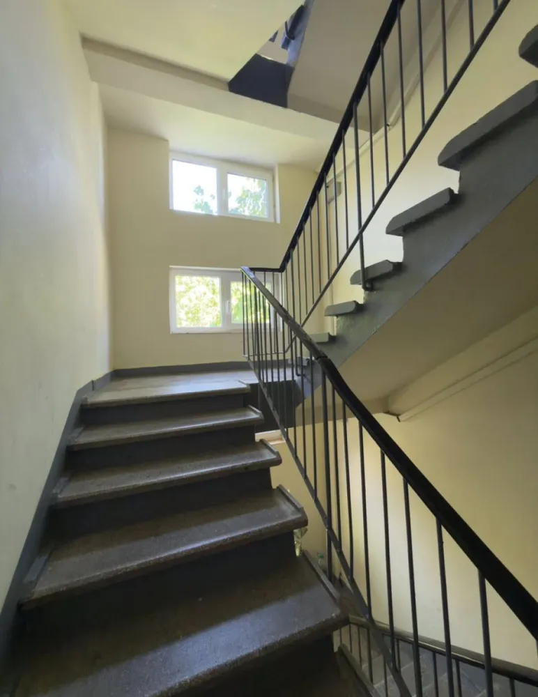 Ap 2 cam tip X - liceul Onisifor Ghibu- 60.000 euro neg - Apartament 2 camere, Aleea Onisifor Ghibu – zonă liniștită, ideal pentru locuit sau investiție

Vă propunem spre vânzare un apartament semidecomandat, situat pe Aleea Onisifor Ghibu, la etajul 4 din 4 al unui bloc de tip X, prevăzut cu acoperiș.

Apartamentul are o suprafață utilă de 37,68 mp și este compartimentat eficient astfel:

living;
dormitor;
bucătărie;
baie cu geam de aerisire.

Locuința necesită anumite renovări, oferind viitorului proprietar posibilitatea de a o amenaja și personaliza după propriul gust și necesități.

Un avantaj important îl reprezintă blocul bine întreținut, cu casa scării recent renovată.

Imobilul este amplasat într-o zonă apreciată pentru liniște și spațiile verzi generoase, având în imediata apropiere Colegiul Național „Onisifor Ghibu”, Lotus Center, farmacii, magazine și alte puncte de interes, asigurând acces facil la toate facilitățile necesare vieții de zi cu zi.

Pentru informații suplimentare și programarea unei vizionări, vă stăm la dispoziție.

Pret; 60.000 euro neg

Tel: 0731.290.032