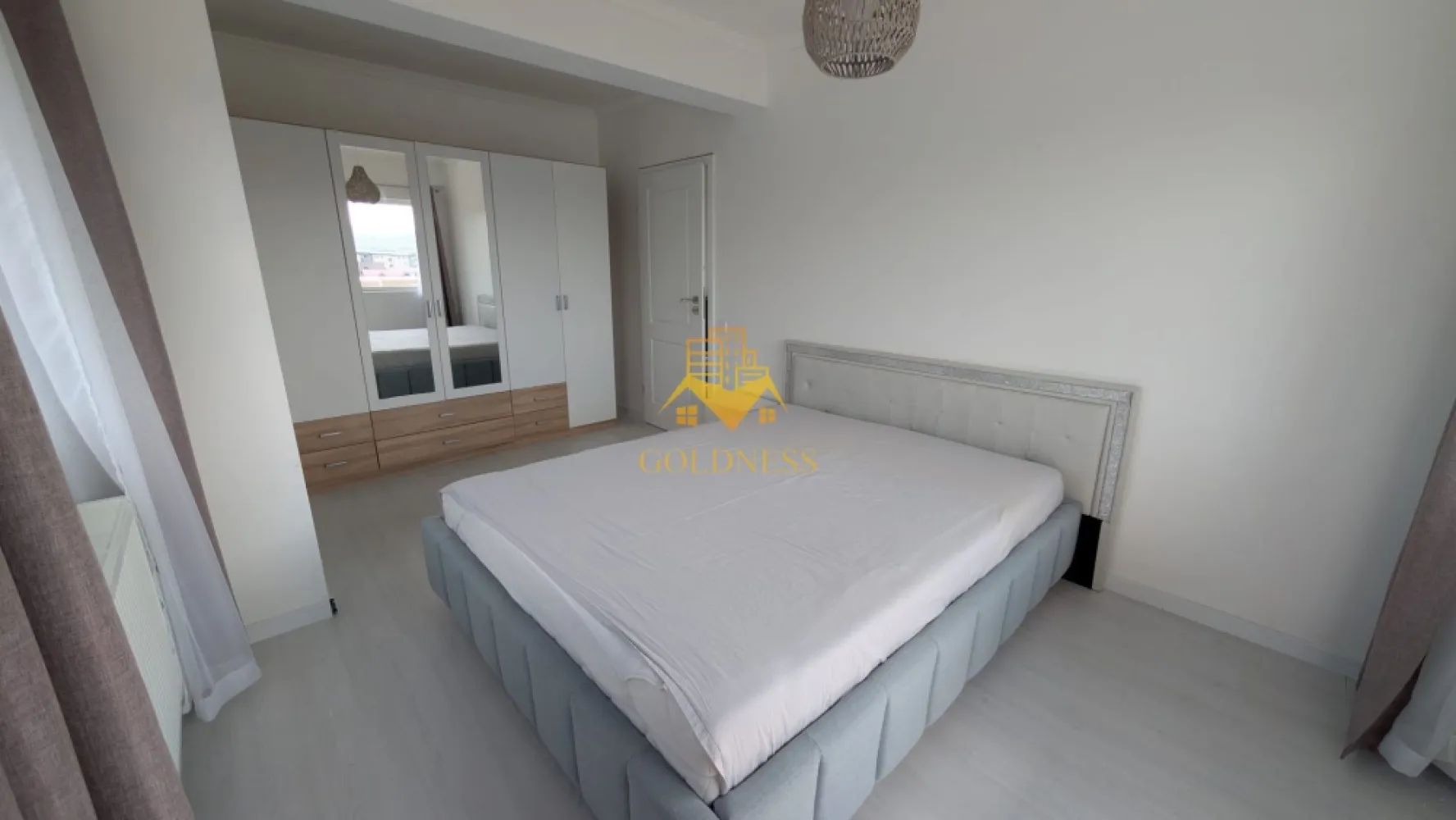 2 camere semidecomandate, Florești, LIDL, Parcare - GOLDNESS Imobiliare vă propune spre vânzare un apartament cu 2 camere semidecomandate, complet mobilat și utilat, situat la etajul 5 din 5 al unui imobil din Florești.

Apartamentul dispune de loc de parcare, contra cost la 4000 €.

Locuința se află în apropierea stațiilor de transport în comun, magazinelor, restaurantelor, spațiilor verzi și farmaciilor.

Compartimentarea este următoarea:

- dormitor cu pat matrimonial, dulap și noptiere
-living cu bucătărie open space complet mobilată și utilată, loc de servit masa, TV și aer condiționat
-baie cu duș walk-in, calorifer port prosop și spațiu pentru depozitare
-balcon de aproximativ 10 mp

Imobilul este dotat cu toate utilitățile necesare: centrală termică proprie, frigider, aragaz, hotă, mașină de spălat haine, aer condiționat, TV etc.

Pentru mai multe detalii sau pentru programarea unei vizionări, vă stăm la dispoziție telefonic sau prin e-mail.

Pentru intermediere se percepe un comision de 2% din prețul de vânzare!