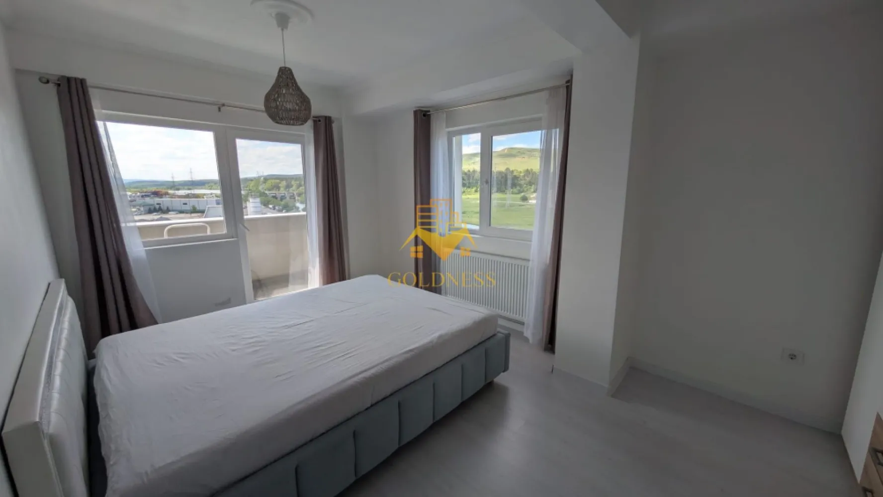 2 camere semidecomandate, Florești, LIDL, Parcare - GOLDNESS Imobiliare vă propune spre vânzare un apartament cu 2 camere semidecomandate, complet mobilat și utilat, situat la etajul 5 din 5 al unui imobil din Florești.

Apartamentul dispune de loc de parcare, contra cost la 4000 €.

Locuința se află în apropierea stațiilor de transport în comun, magazinelor, restaurantelor, spațiilor verzi și farmaciilor.

Compartimentarea este următoarea:

- dormitor cu pat matrimonial, dulap și noptiere
-living cu bucătărie open space complet mobilată și utilată, loc de servit masa, TV și aer condiționat
-baie cu duș walk-in, calorifer port prosop și spațiu pentru depozitare
-balcon de aproximativ 10 mp

Imobilul este dotat cu toate utilitățile necesare: centrală termică proprie, frigider, aragaz, hotă, mașină de spălat haine, aer condiționat, TV etc.

Pentru mai multe detalii sau pentru programarea unei vizionări, vă stăm la dispoziție telefonic sau prin e-mail.

Pentru intermediere se percepe un comision de 2% din prețul de vânzare!