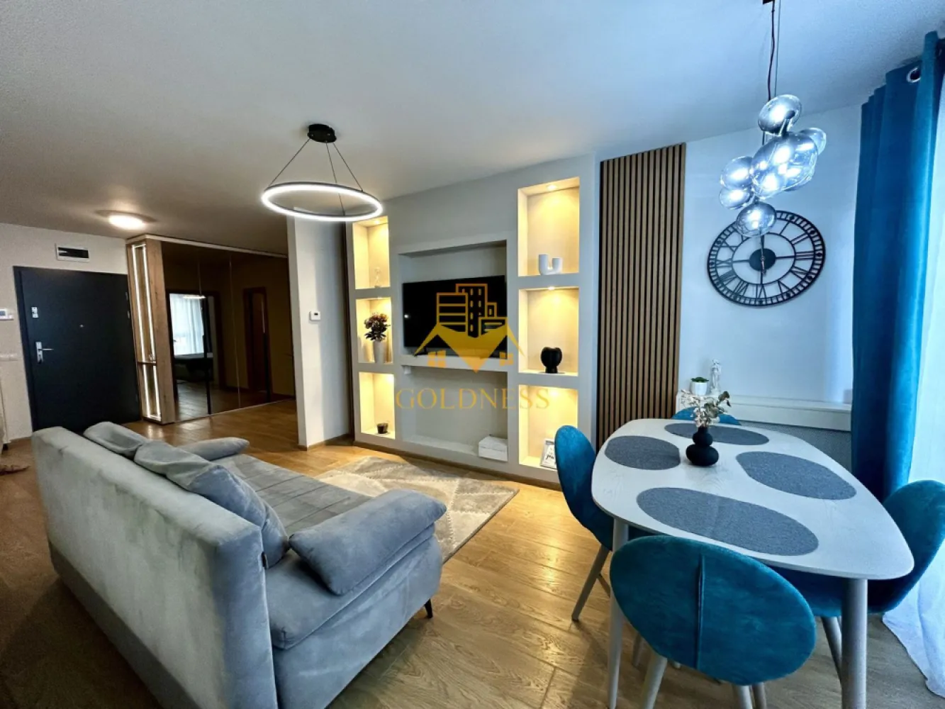2 camere open space, Bosch NTT Data, Scala Centar, Zona Centrala - GOLDNESS Imobiliare vă propune spre închiriere un apartament cu 2 camere complet mobilat și utilat, la etajul 2 într-un imobil de 7 etaje, în Zona Centrala.
Posibilitate de parcare in zona!
Se află în apropierea stațiilor de transport în comun, magazine, restaurante, spații verzi, farmacii, etc. 

Apartamentul este compartimentat astfel:
 - dormitor cu pat matrimonial, dressing, noptiere
 - living cu bucatarie open space complet utilată și mobilată, canapea, loc de servit masa, dulap pentru depozitare
 - baie cu cada, calorifer port prosop și dulap pentru depozitare.
 - terasa de 8 mp.

Imobilul este dotat cu toate cele necesare- centrală proprie, frigider, aragaz, hotă, mașină de spălat haine, etc. 

Dacă sunteți interesați de acest apartament și doriți să îl vizionați, dar și pentru alte oferte nu ezitați să ne contactați telefonic sau prin e-mail. Vă stăm la dispoziție!
Pentru intermediere se percepe un comision de 50% din prețul chiriei!