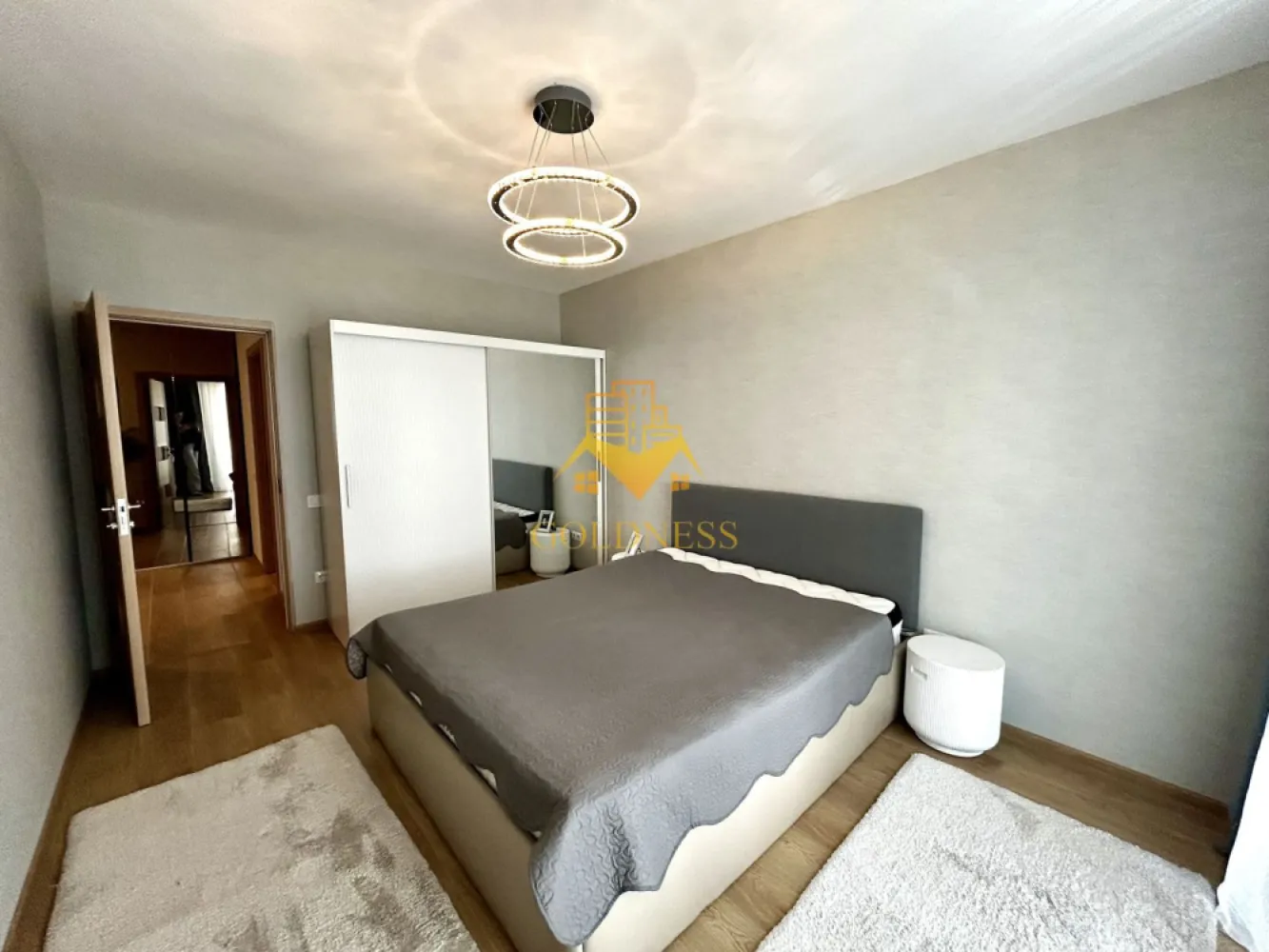 2 camere open space, Bosch NTT Data, Scala Centar, Zona Centrala - GOLDNESS Imobiliare vă propune spre închiriere un apartament cu 2 camere complet mobilat și utilat, la etajul 2 într-un imobil de 7 etaje, în Zona Centrala.
Posibilitate de parcare in zona!
Se află în apropierea stațiilor de transport în comun, magazine, restaurante, spații verzi, farmacii, etc. 

Apartamentul este compartimentat astfel:
 - dormitor cu pat matrimonial, dressing, noptiere
 - living cu bucatarie open space complet utilată și mobilată, canapea, loc de servit masa, dulap pentru depozitare
 - baie cu cada, calorifer port prosop și dulap pentru depozitare.
 - terasa de 8 mp.

Imobilul este dotat cu toate cele necesare- centrală proprie, frigider, aragaz, hotă, mașină de spălat haine, etc. 

Dacă sunteți interesați de acest apartament și doriți să îl vizionați, dar și pentru alte oferte nu ezitați să ne contactați telefonic sau prin e-mail. Vă stăm la dispoziție!
Pentru intermediere se percepe un comision de 50% din prețul chiriei!