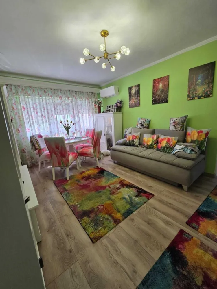 BRASADAS vinde ap 4 cam etaj 8 Centru Nou. - Agenția imobiliara BRASADAS vinde apartament semidecomandat cu 4 camere, situat in Centru Nou cu vedere la Somes, situat la etajul 8, cu o suprafață utilă de 100 mp.
Livingul este luminos, cu pardoseli din laminat și pereți în nuanțe calde și tonuri calde. 
Dormitoarele beneficiază de pardoseli din lemn și au acces la un balcon cu vedere spre Somes.
Bucătăria este dotată cu electrocasnice esențiale, cum ar fi frigiderul, plita cu gaz, cuptor electric si masina de spalat vase, având o atmosferă primitoare, datorită iluminării naturale. 
Baia este finisată, cu plăci ceramice și dispune de duș, chiuvetă și toaletă.
Tot apartamentul a fost reinnoit.
Www.brasadas.com.